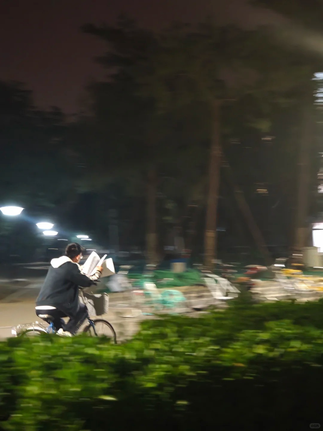 Bức ảnh "vừa đạp xe vừa học" gây sốt: Nhịp sống áp lực của sinh viên ĐH top 1! - Ảnh 1.