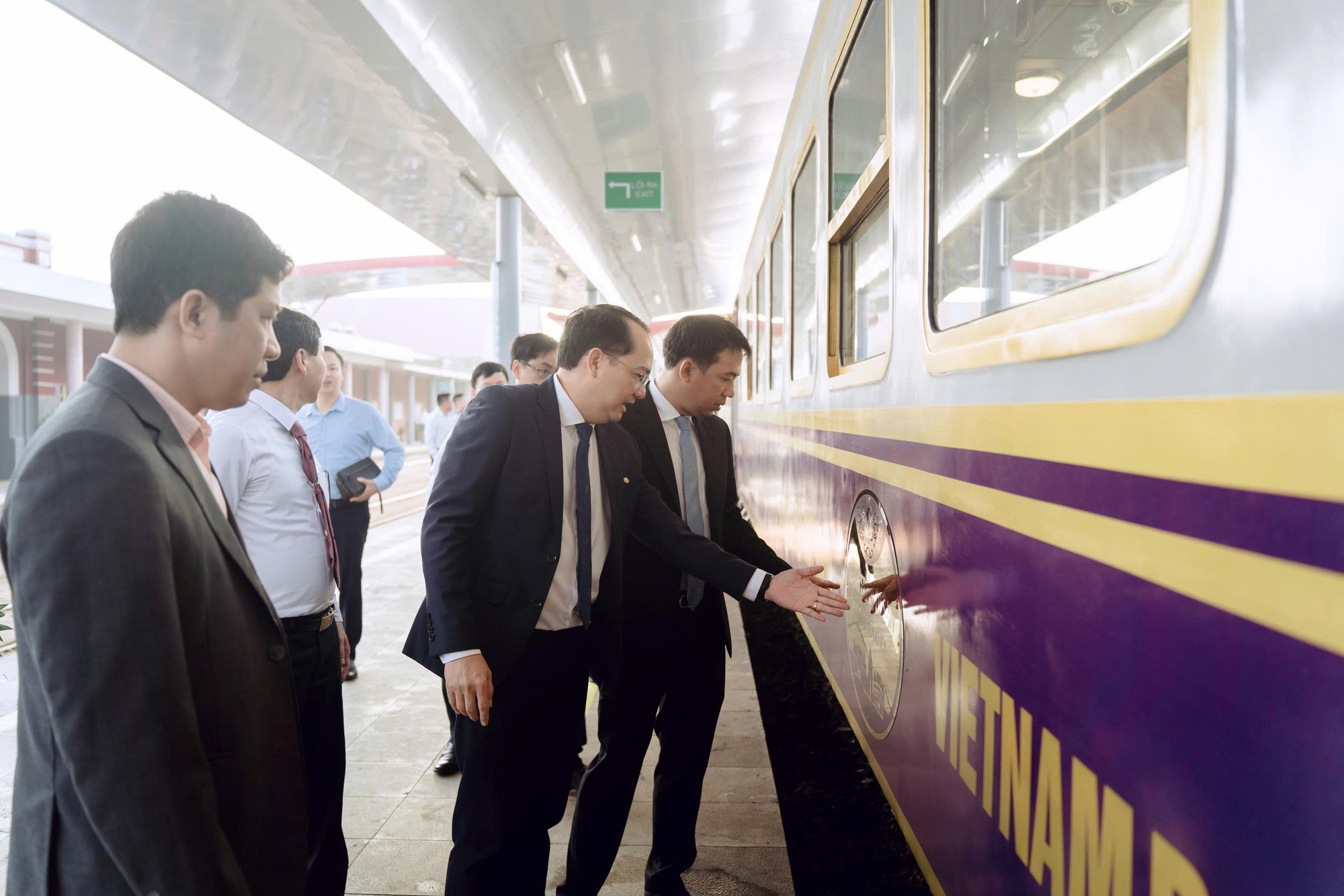 Bất ngờ với giao diện "tím Huế mộng mơ" của đoàn tàu di sản miền Trung - Ảnh 2.