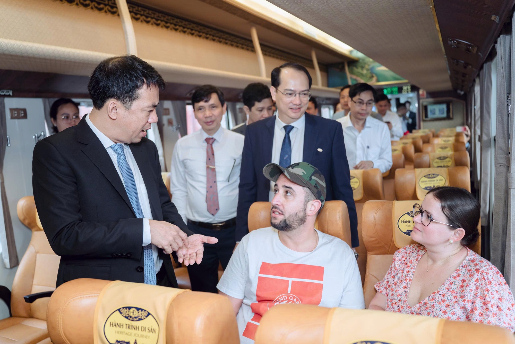 Bất ngờ với giao diện "tím Huế mộng mơ" của đoàn tàu di sản miền Trung - Ảnh 3.