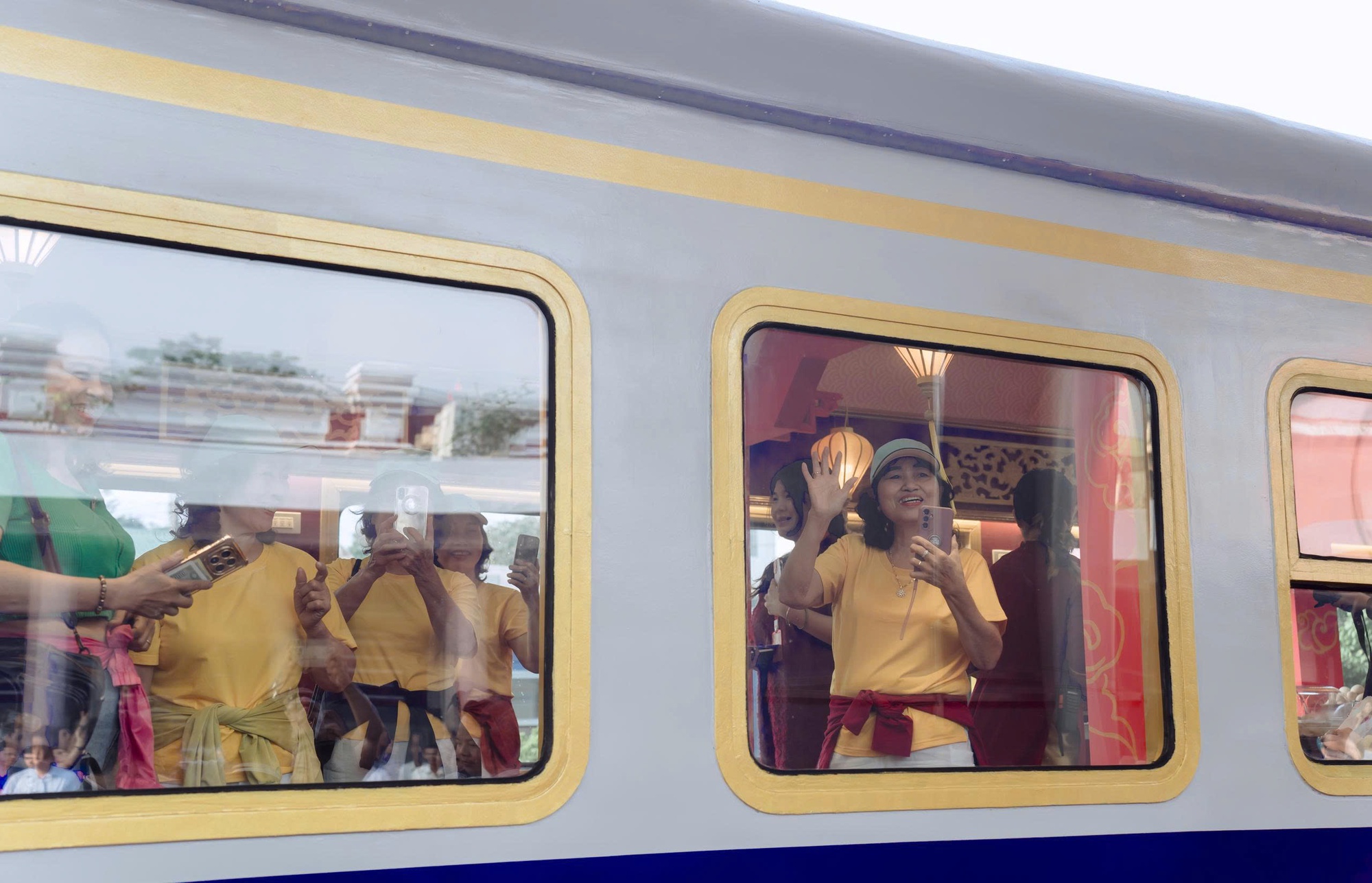 Bất ngờ với giao diện "tím Huế mộng mơ" của đoàn tàu di sản miền Trung - Ảnh 6.