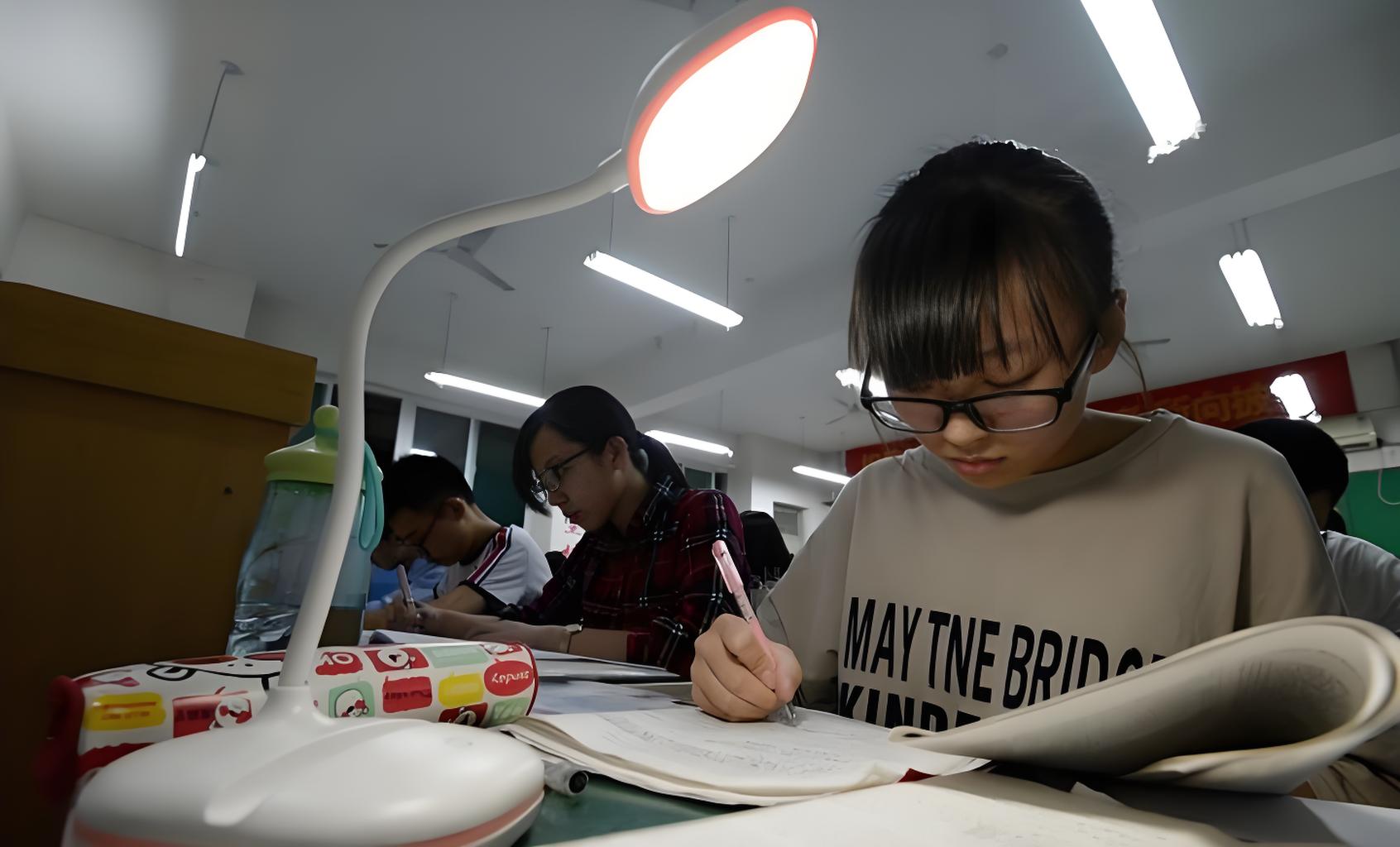 Bức ảnh "vừa đạp xe vừa học" gây sốt: Nhịp sống áp lực của sinh viên ĐH top 1! - Ảnh 2.