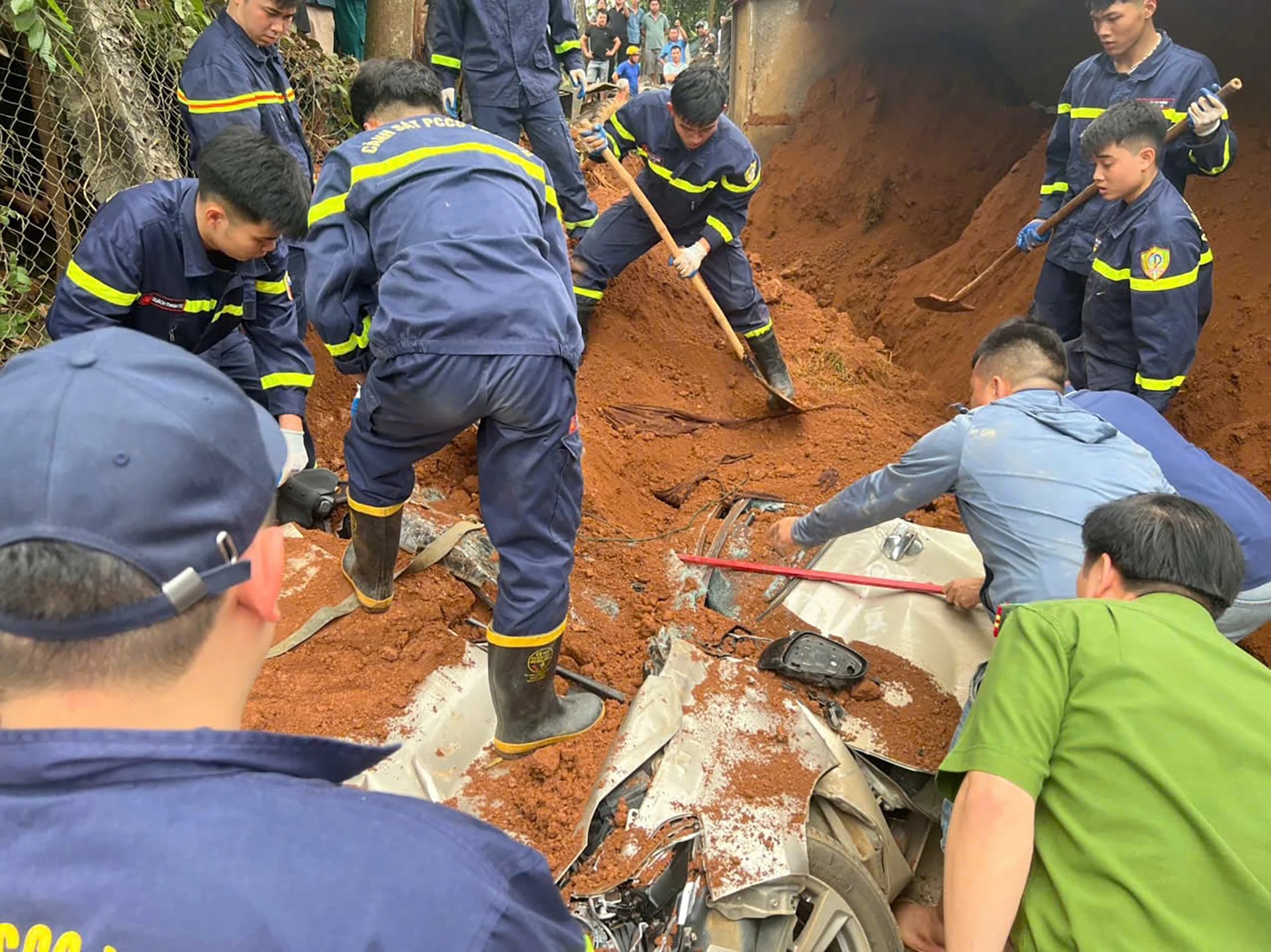 Hiện trường vụ xe đầu kéo đang đi thì đổ ra đường, đè 2 phụ nữ tử vong ở Phú Thọ - Ảnh 4.