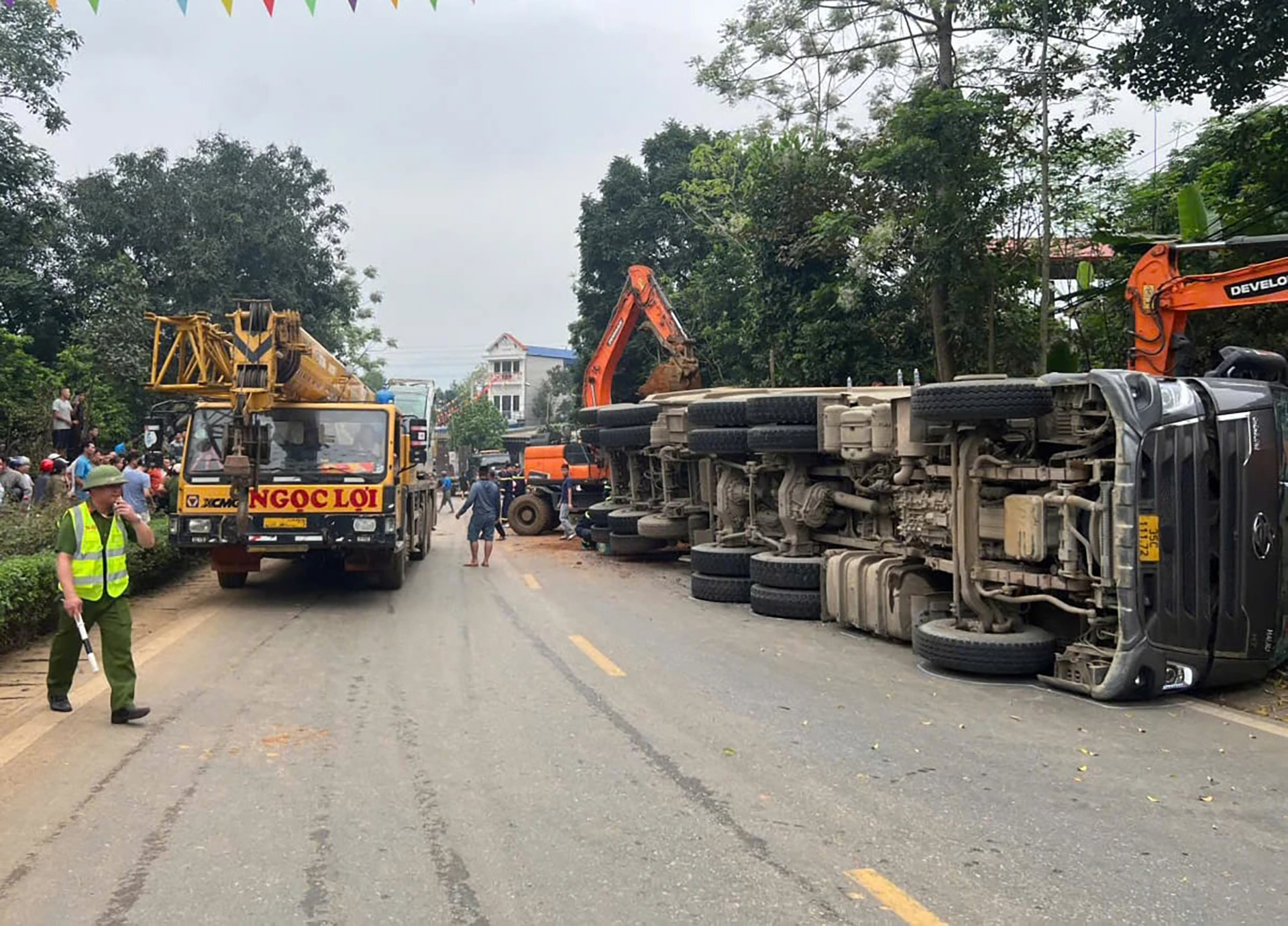 Hiện trường vụ xe đầu kéo đang đi thì đổ ra đường, đè 2 phụ nữ tử vong ở Phú Thọ - Ảnh 1.
