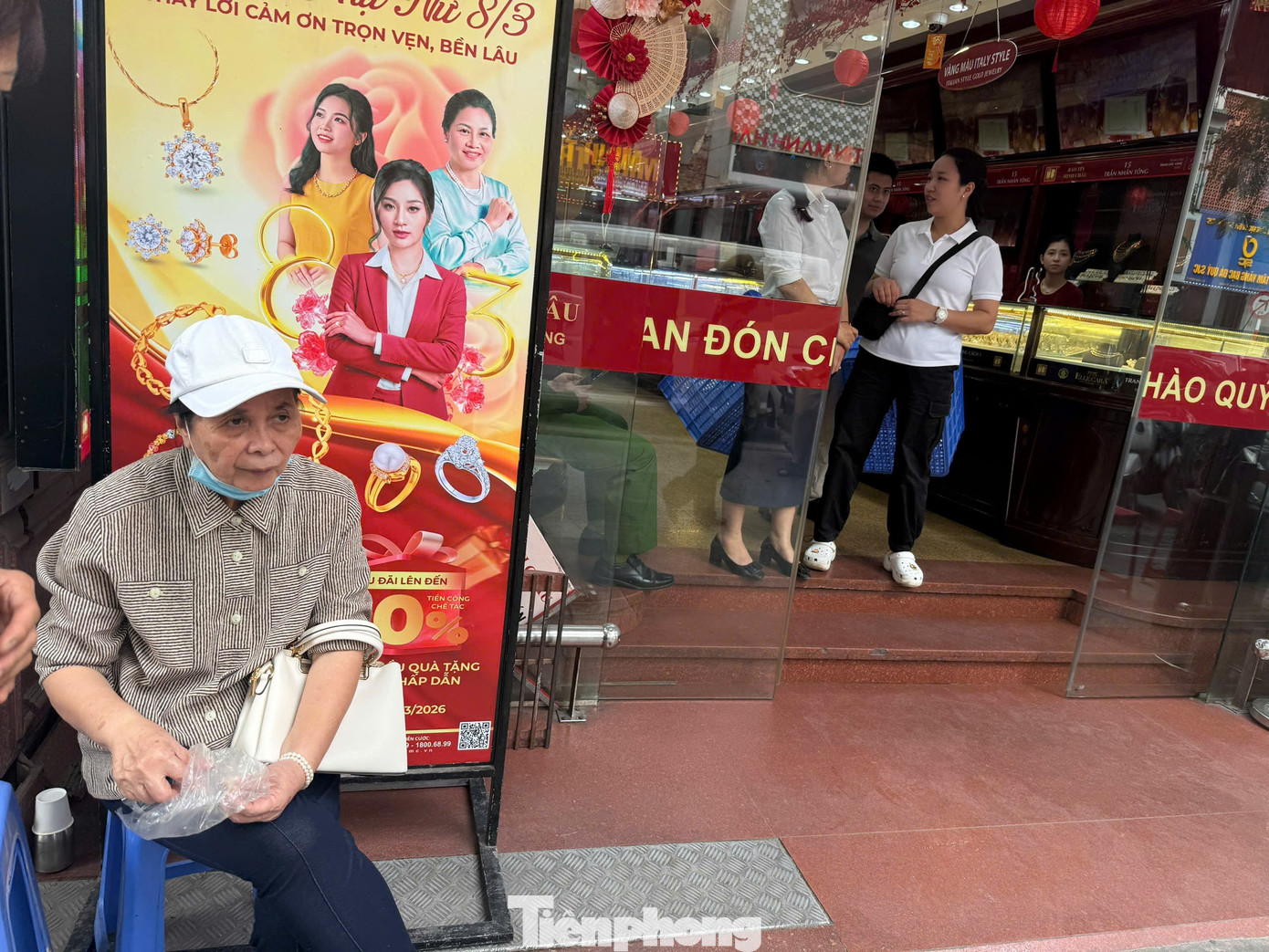 Dòng người chờ đợi mua vàng tại Bảo Tín Minh Châu trên phố vàng Hà Nội - Ảnh 2. Dòng người chờ đợi mua vàng tại Bảo Tín Minh Châu trên phố vàng Hà Nội - Ảnh 2.