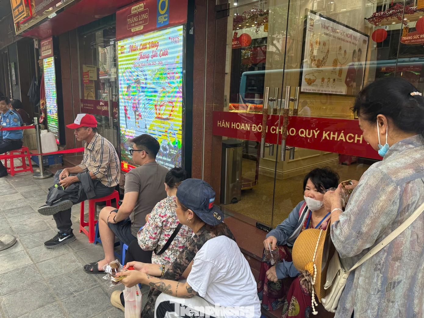 Dòng người chờ đợi mua vàng tại Bảo Tín Minh Châu trên phố vàng Hà Nội - Ảnh 1. Dòng người chờ đợi mua vàng tại Bảo Tín Minh Châu trên phố vàng Hà Nội - Ảnh 1.