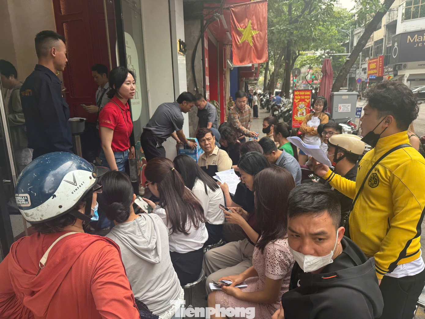 Dòng người chờ đợi mua vàng tại Bảo Tín Minh Châu trên phố vàng Hà Nội - Ảnh 3. Dòng người chờ đợi mua vàng tại Bảo Tín Minh Châu trên phố vàng Hà Nội - Ảnh 3.