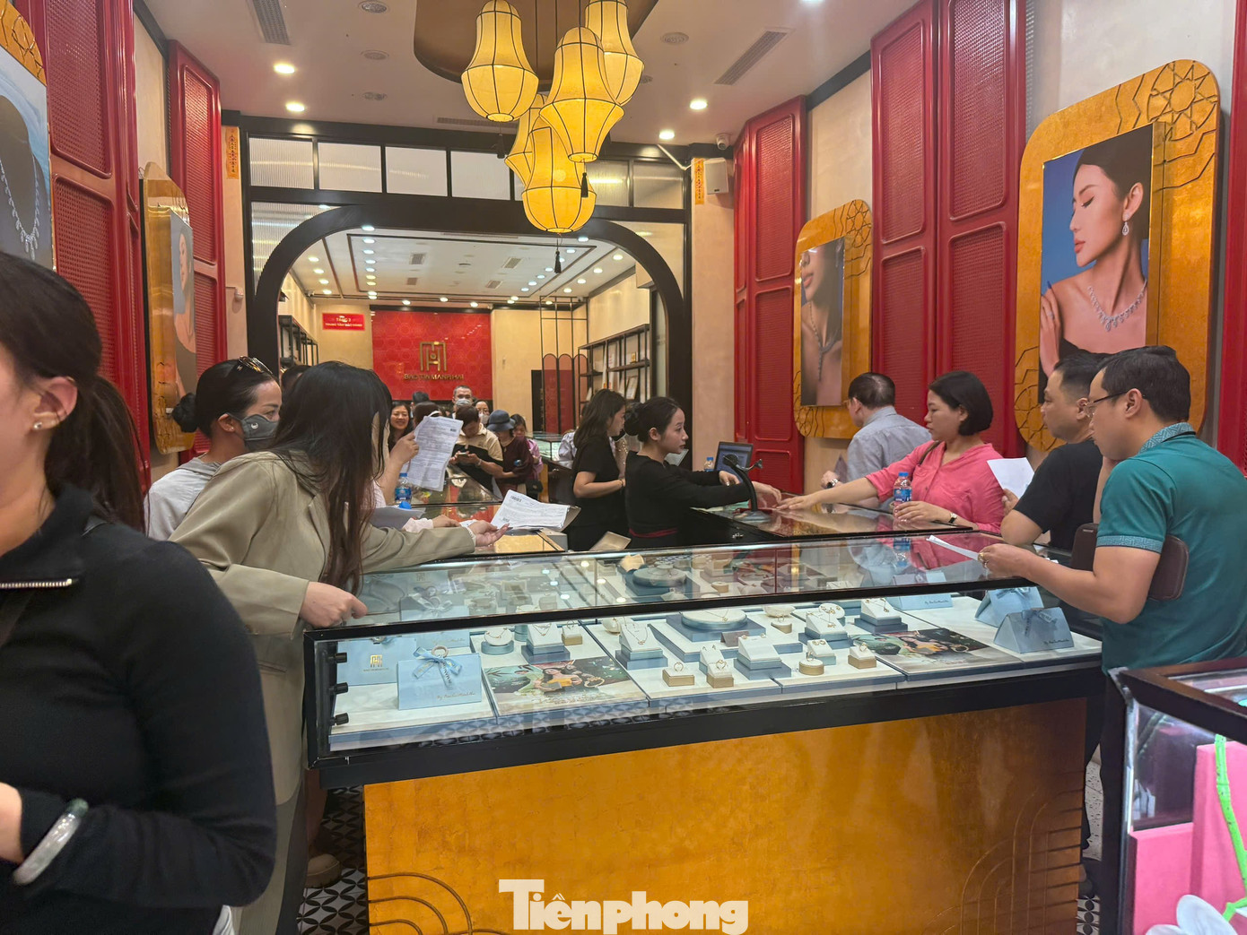 Dòng người chờ đợi mua vàng tại Bảo Tín Minh Châu trên phố vàng Hà Nội - Ảnh 4. Dòng người chờ đợi mua vàng tại Bảo Tín Minh Châu trên phố vàng Hà Nội - Ảnh 4.