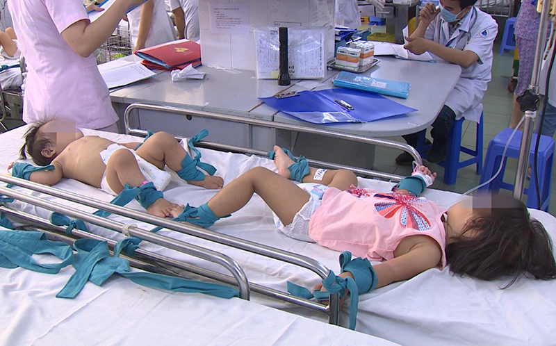 Bệnh tay chân miệng 2026: Dấu hiệu nguy hiểm Cha mẹ cần biết NGAY để bảo vệ trẻ - Ảnh 1. Bệnh tay chân miệng 2026: Dấu hiệu nguy hiểm Cha mẹ cần biết NGAY để bảo vệ trẻ - Ảnh 1.