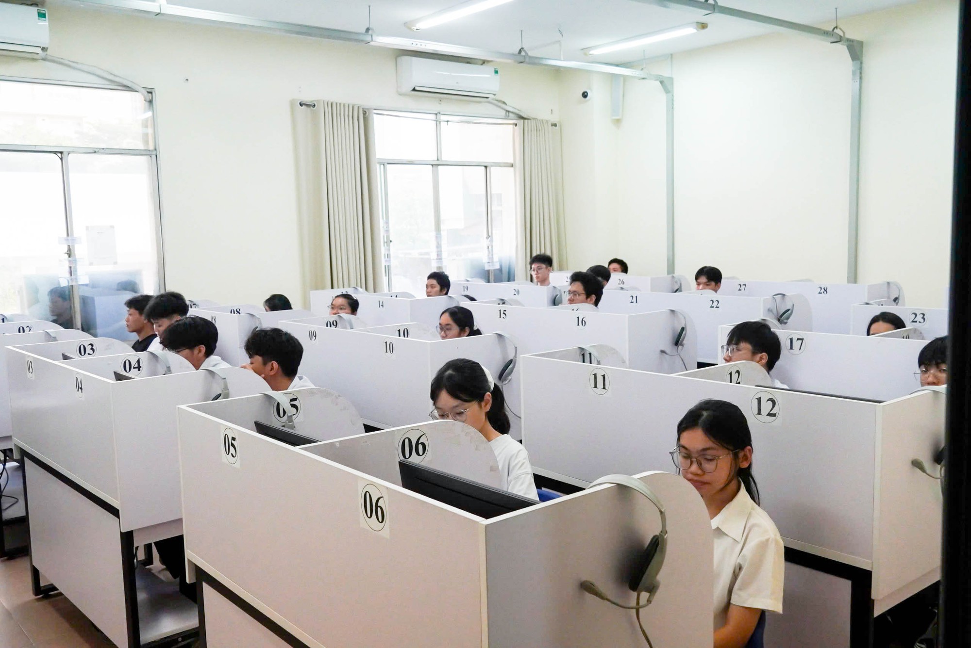 Thi đánh giá năng lực: Lượng thí sinh nhảy vọt 35%, ngành sư phạm tiếp tục "nóng" - Ảnh 3.