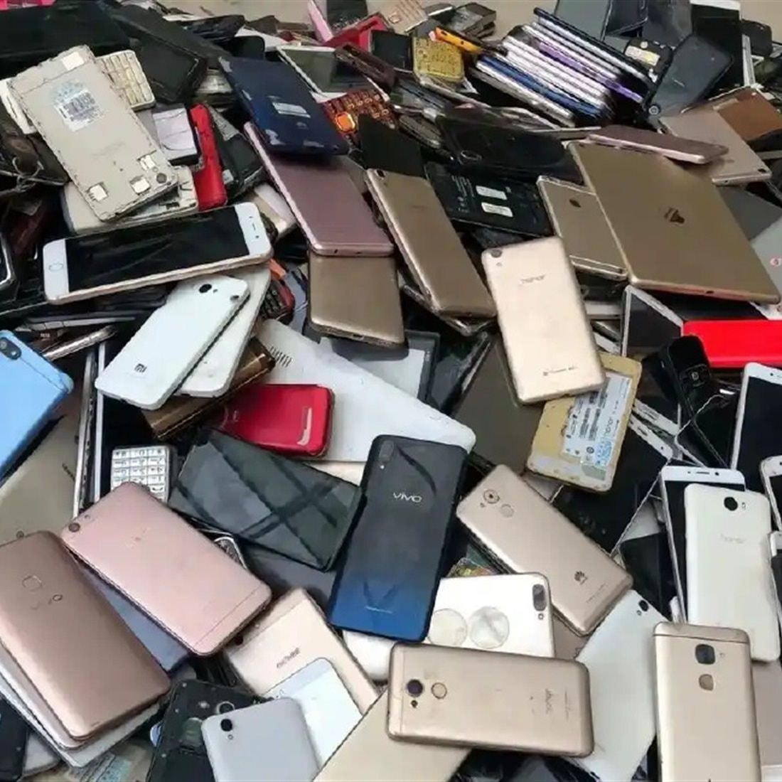 Bới rác tìm vàng từ điện thọai hỏng: Cơn khát chip AI tạo ra cơ hội mới - Ảnh 2. Bới rác tìm vàng từ điện thọai hỏng: Cơn khát chip AI tạo ra cơ hội mới - Ảnh 2.