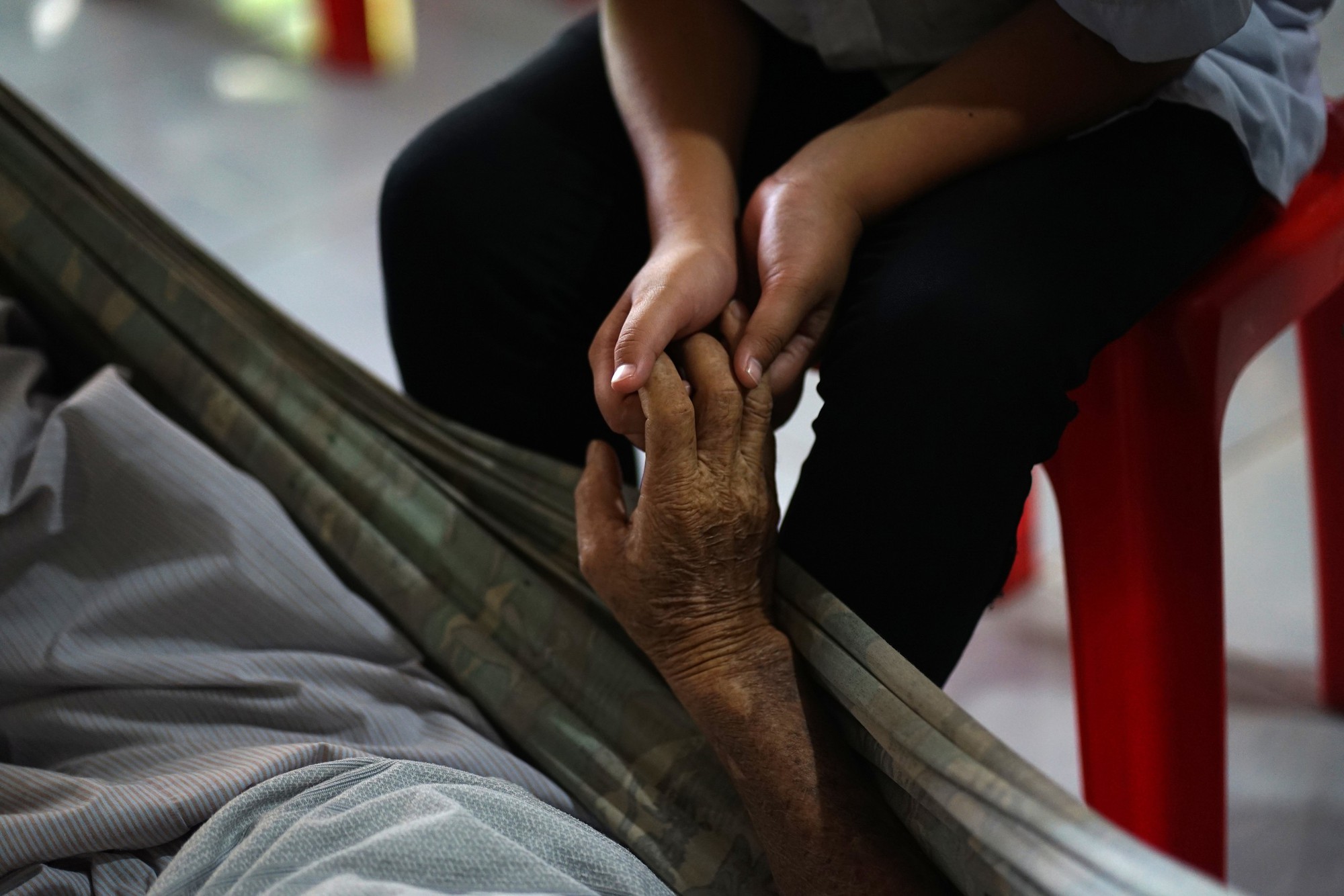 Cuộc sống đầy nghị lực của nam sinh An Giang trong clip 27 triệu view - Ảnh 3. Cuộc sống đầy nghị lực của nam sinh An Giang trong clip 27 triệu view - Ảnh 3.