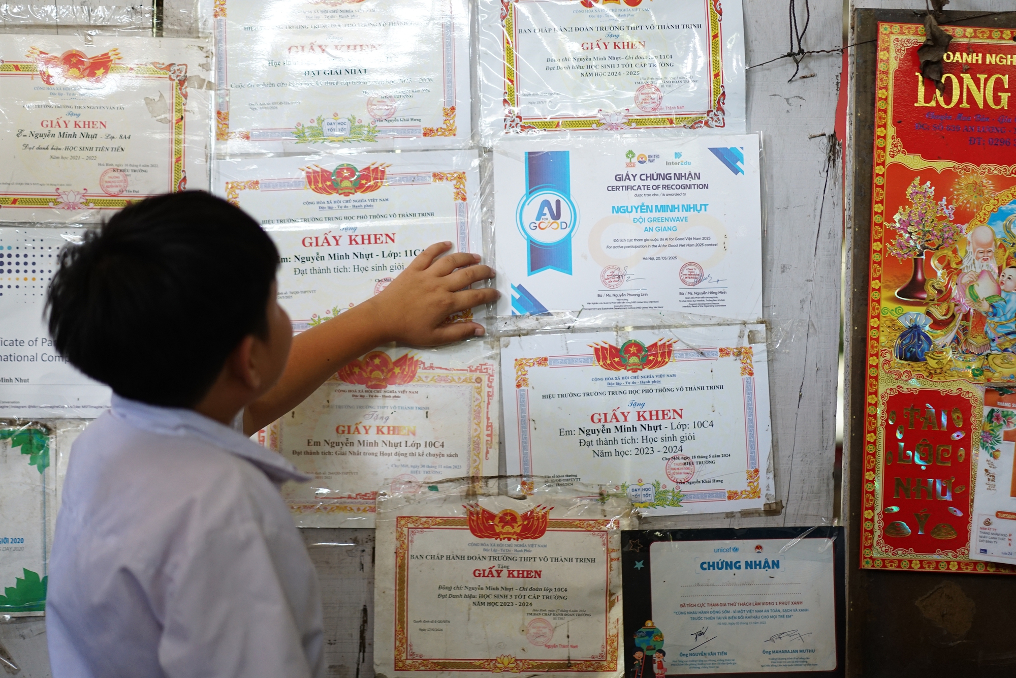 Cuộc sống đầy nghị lực của nam sinh An Giang trong clip 27 triệu view - Ảnh 7. Cuộc sống đầy nghị lực của nam sinh An Giang trong clip 27 triệu view - Ảnh 7.