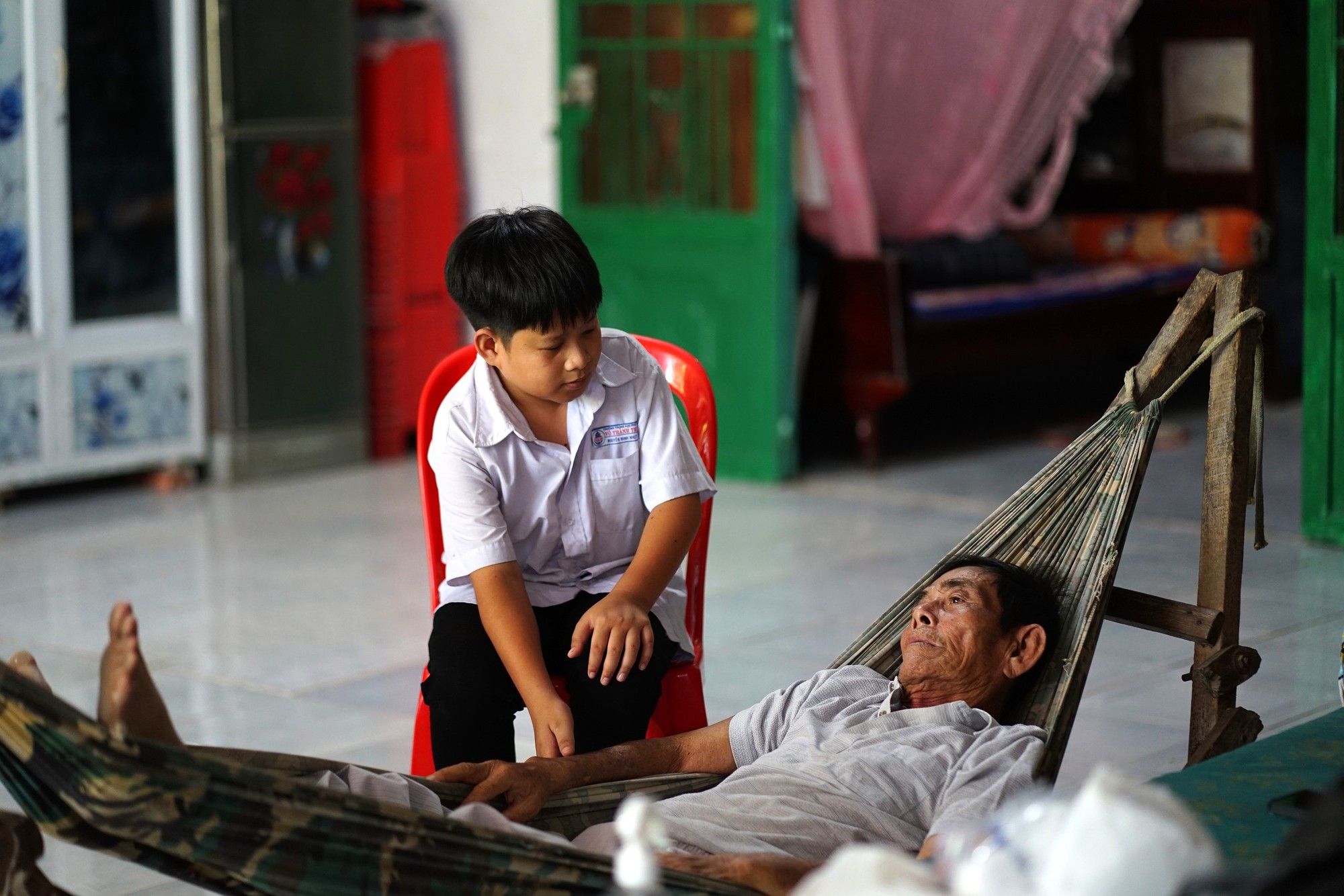 Cuộc sống đầy nghị lực của nam sinh An Giang trong clip 27 triệu view - Ảnh 2. Cuộc sống đầy nghị lực của nam sinh An Giang trong clip 27 triệu view - Ảnh 2.