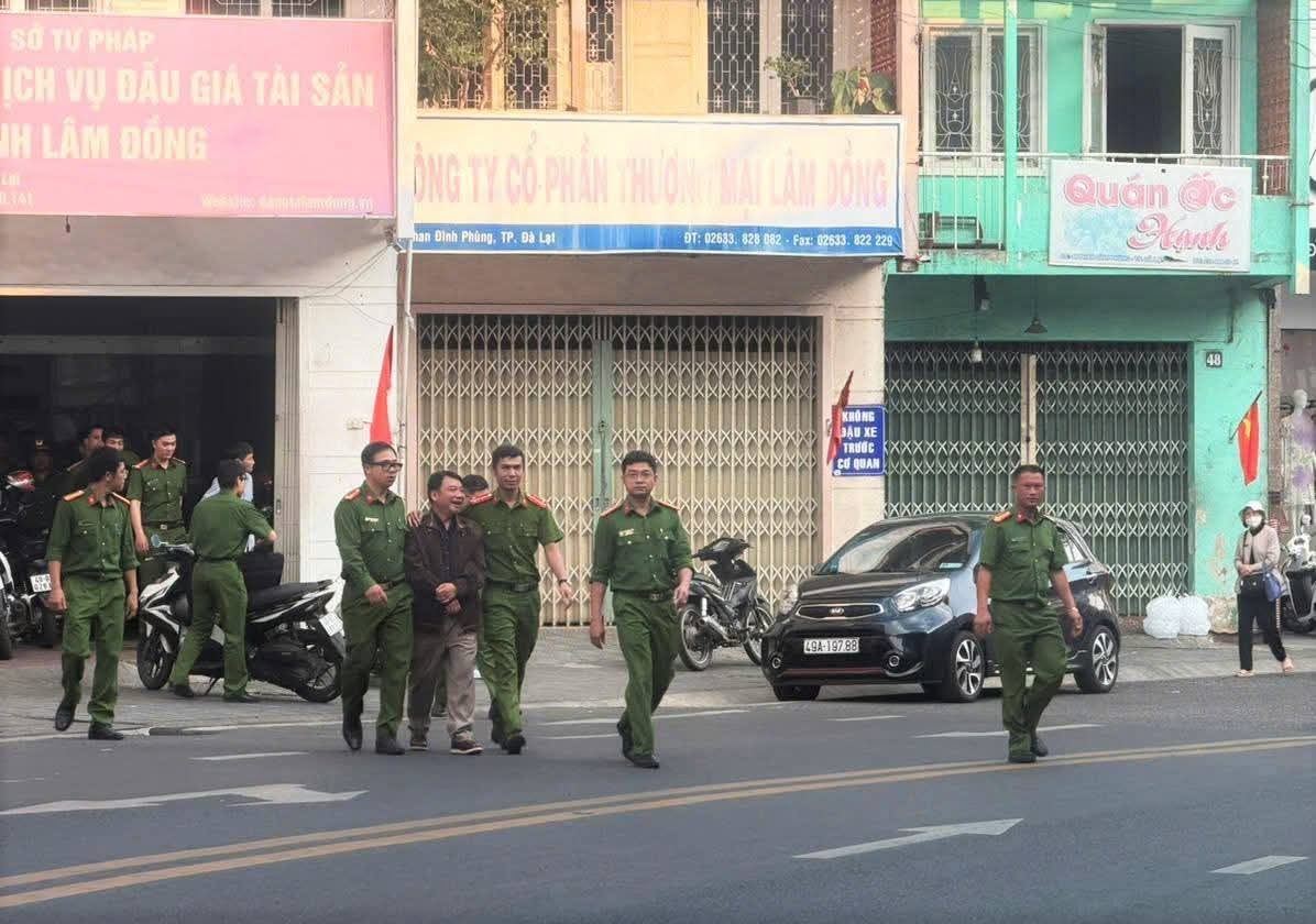 Khám xét nhà riêng của Giám đốc Trung tâm Đấu giá tỉnh Lâm Đồng - Ảnh 1.