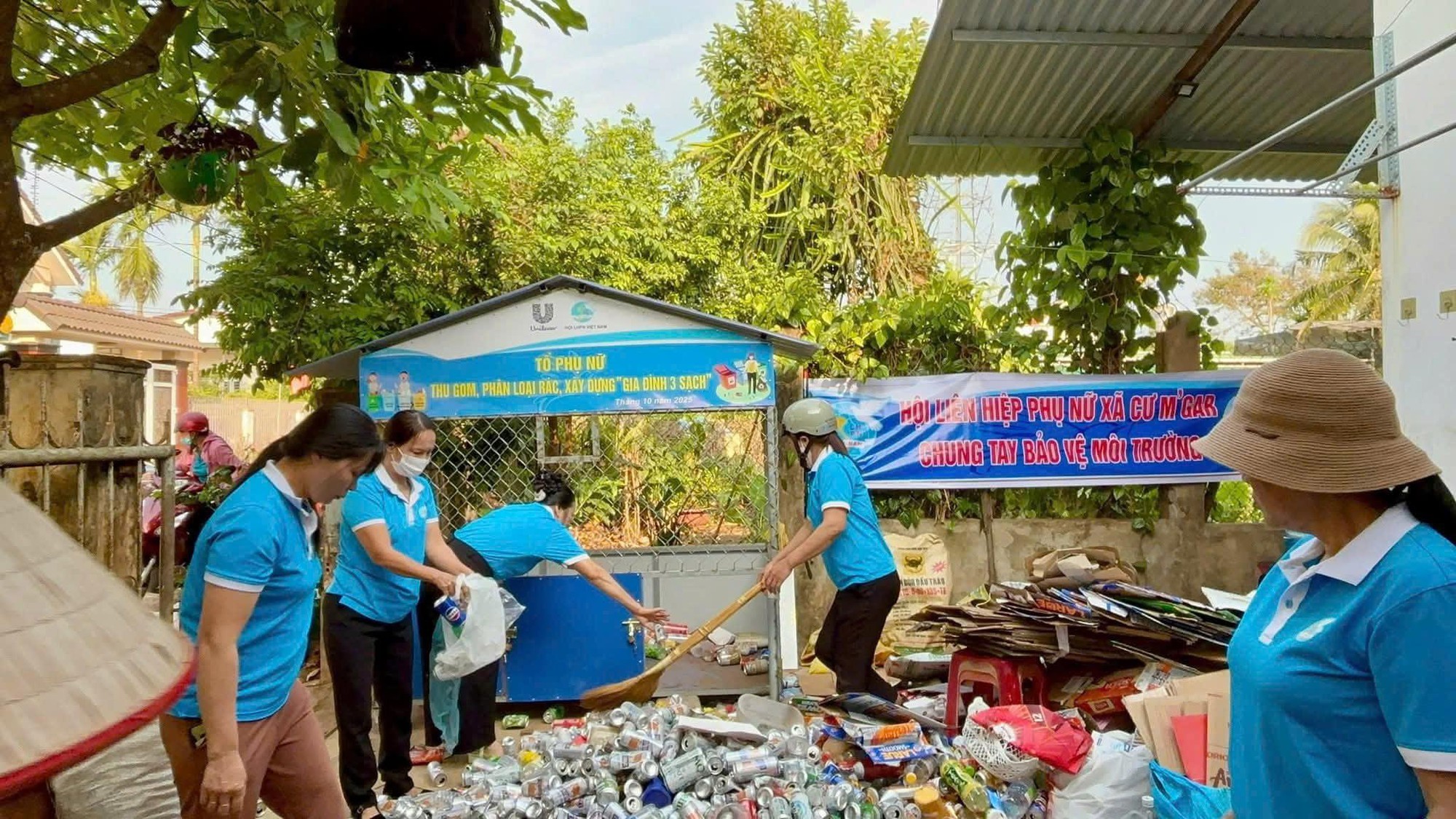 Chuyện phụ nữ biến “rác” thành sinh kế - Ảnh 1. Chuyện phụ nữ biến “rác” thành sinh kế - Ảnh 1.