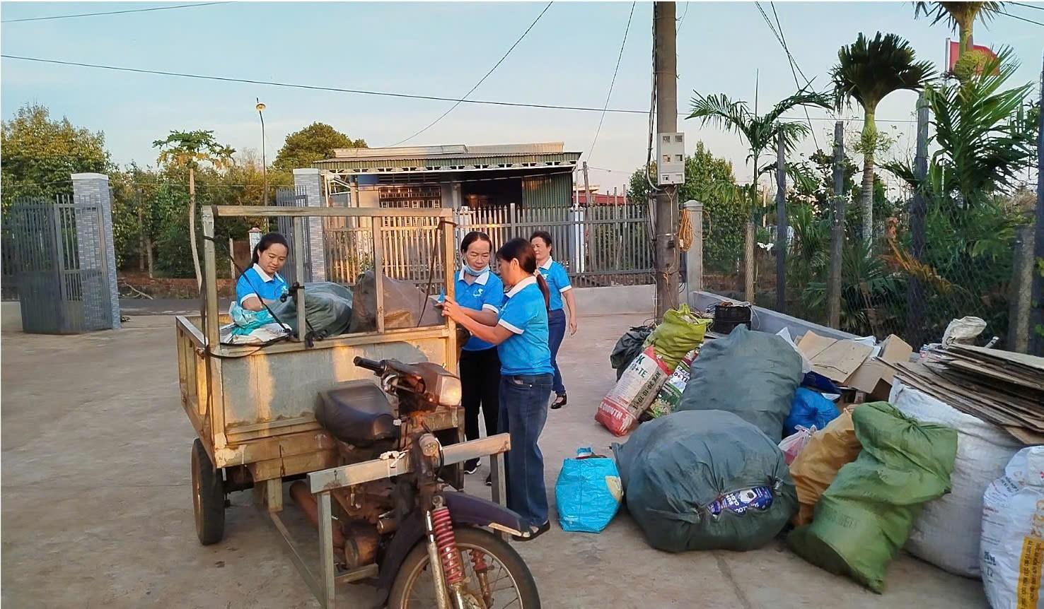 Chuyện phụ nữ biến “rác” thành sinh kế - Ảnh 2. Chuyện phụ nữ biến “rác” thành sinh kế - Ảnh 2.