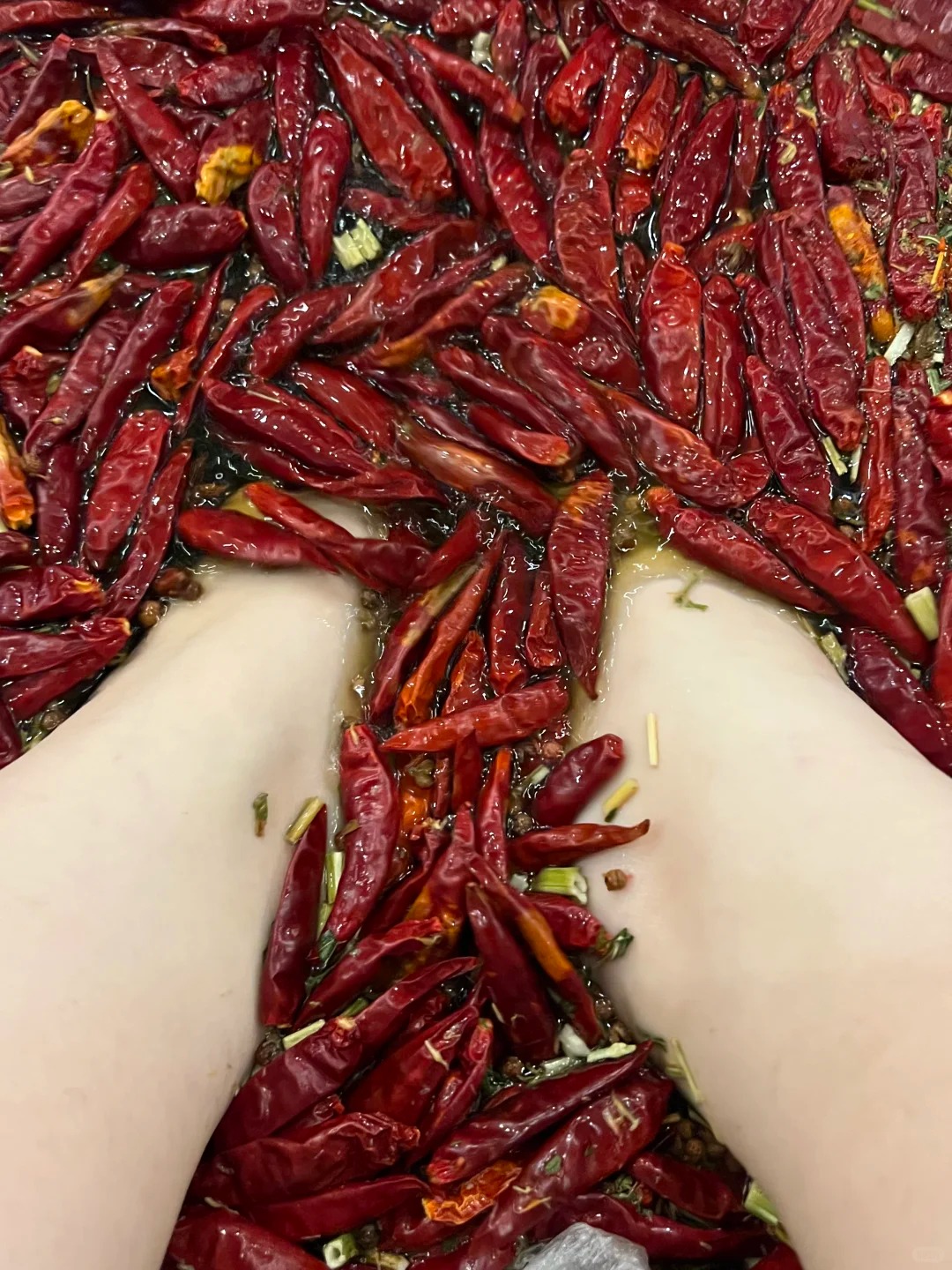 Trải nghiệm ngâm chân trong nồi lẩu độc đáo ở Trùng Khánh 2026 - Ảnh 3.