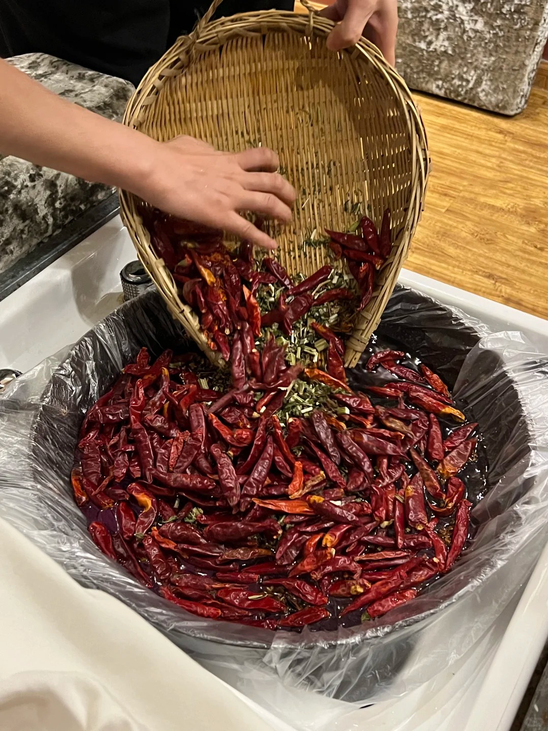 Trải nghiệm ngâm chân trong nồi lẩu độc đáo ở Trùng Khánh 2026 - Ảnh 4.