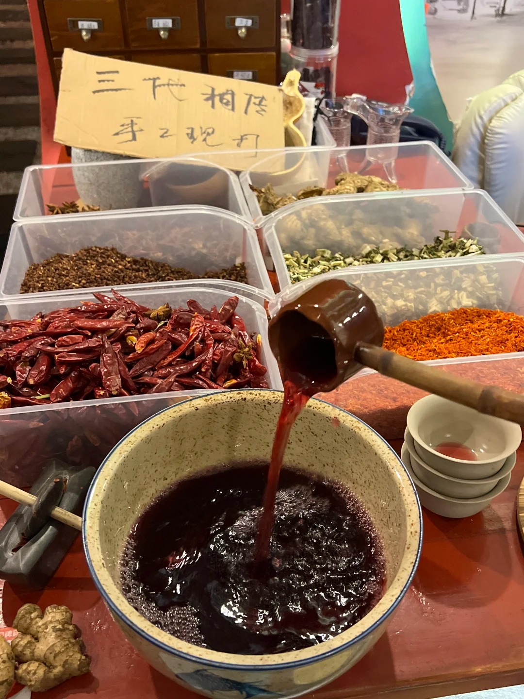 Trải nghiệm ngâm chân trong nồi lẩu độc đáo ở Trùng Khánh 2026 - Ảnh 5.