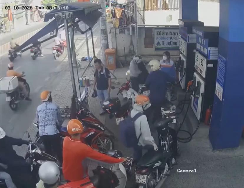Xô xát tại cây xăng: Va chạm nhỏ dẫn đến hành động bạo lực tại TP . HCM - Ảnh 1. Xô xát tại cây xăng: Va chạm nhỏ dẫn đến hành động bạo lực tại TP . HCM - Ảnh 1.