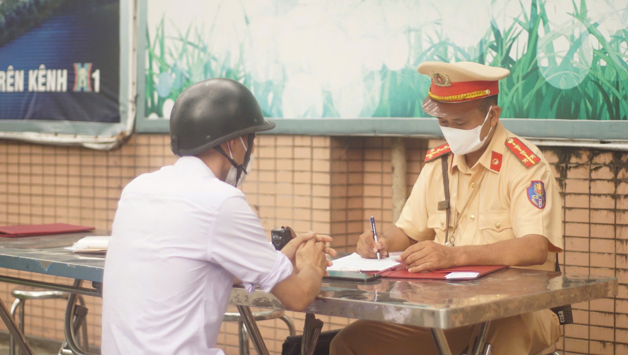 Băn khoăn về đề xuất cắt điện, nước để cưỡng chế xử phạt vi phạm hành chính - Ảnh 1. Băn khoăn về đề xuất cắt điện, nước để cưỡng chế xử phạt vi phạm hành chính - Ảnh 1.