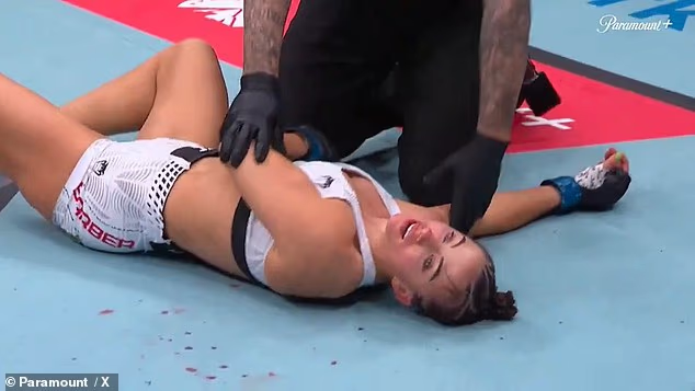 Nữ võ sĩ xinh đẹp Maycee Barber gây chấn động võ thuật với cú knockout tàn bạo - Ảnh 3. Nữ võ sĩ xinh đẹp Maycee Barber gây chấn động võ thuật với cú knockout tàn bạo - Ảnh 3.