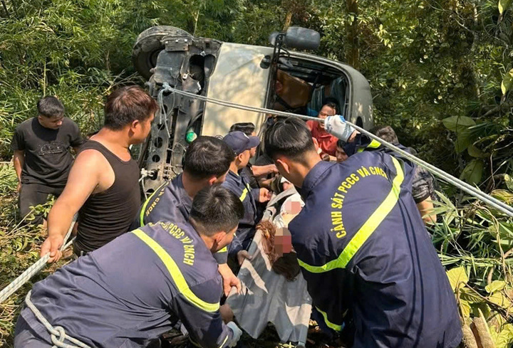 Tai nạn xe khách Tam Đảo: Xe chở khách du lịch rơi xuống vực , 7 người bị thương - Ảnh 2. Tai nạn xe khách Tam Đảo: Xe chở khách du lịch rơi xuống vực , 7 người bị thương - Ảnh 2.