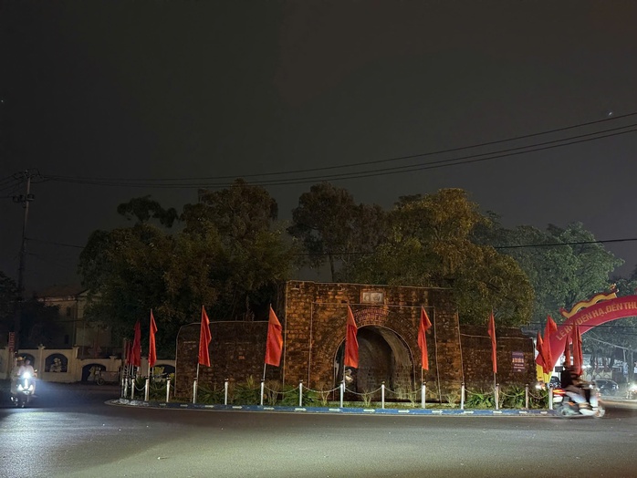 Bất ngờ số tiền điện tiết kiệm được sau 1 giờ cả nước tắt điện - Ảnh 1.