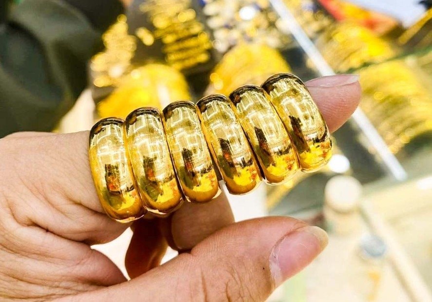 Giá vàng giảm mạnh 200 USD chỉ sau một đêm , vàng nhẫn mất 4 triệu đồng / lượng - Ảnh 1.
