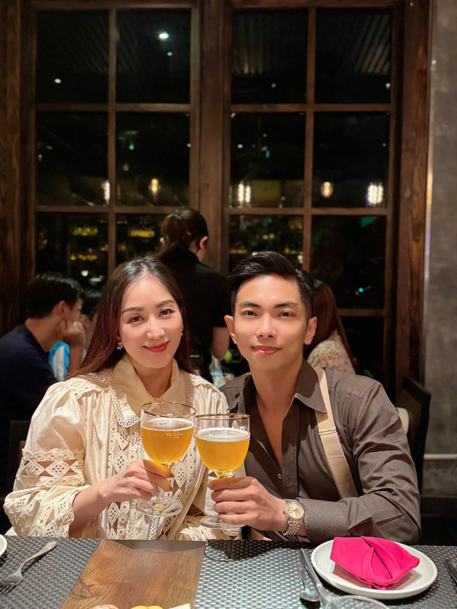 Thiếu gia Sài thành si mê nữ nghệ sĩ U45 là viện trưởng hơn 11 tuổi, xây nhà mặt tiền trăm tỷ  - Ảnh 2.