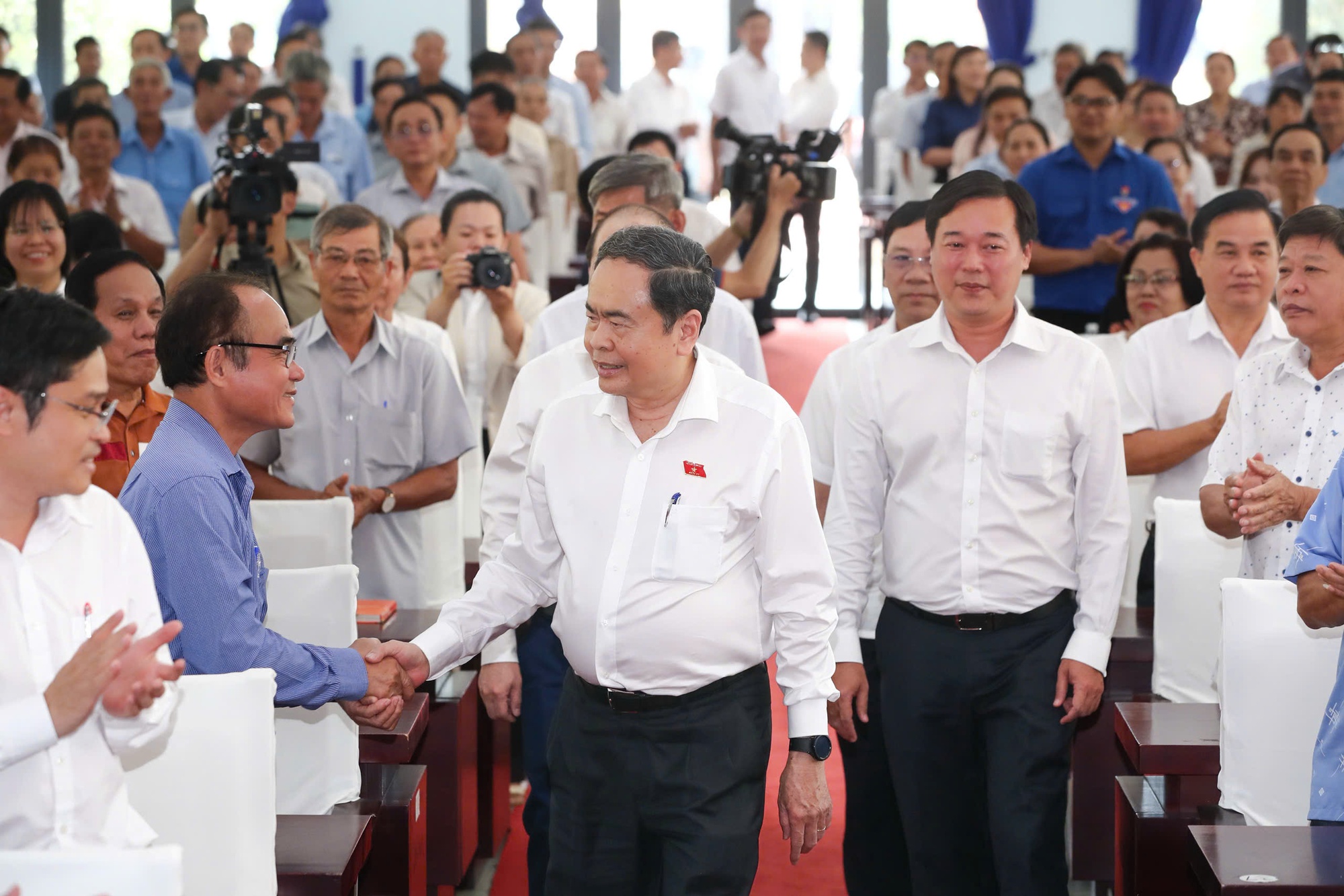 Cử tri đặt câu hỏi về thuế khoán cho ứng cử viên đại biểu Quốc hội - Ảnh 1.