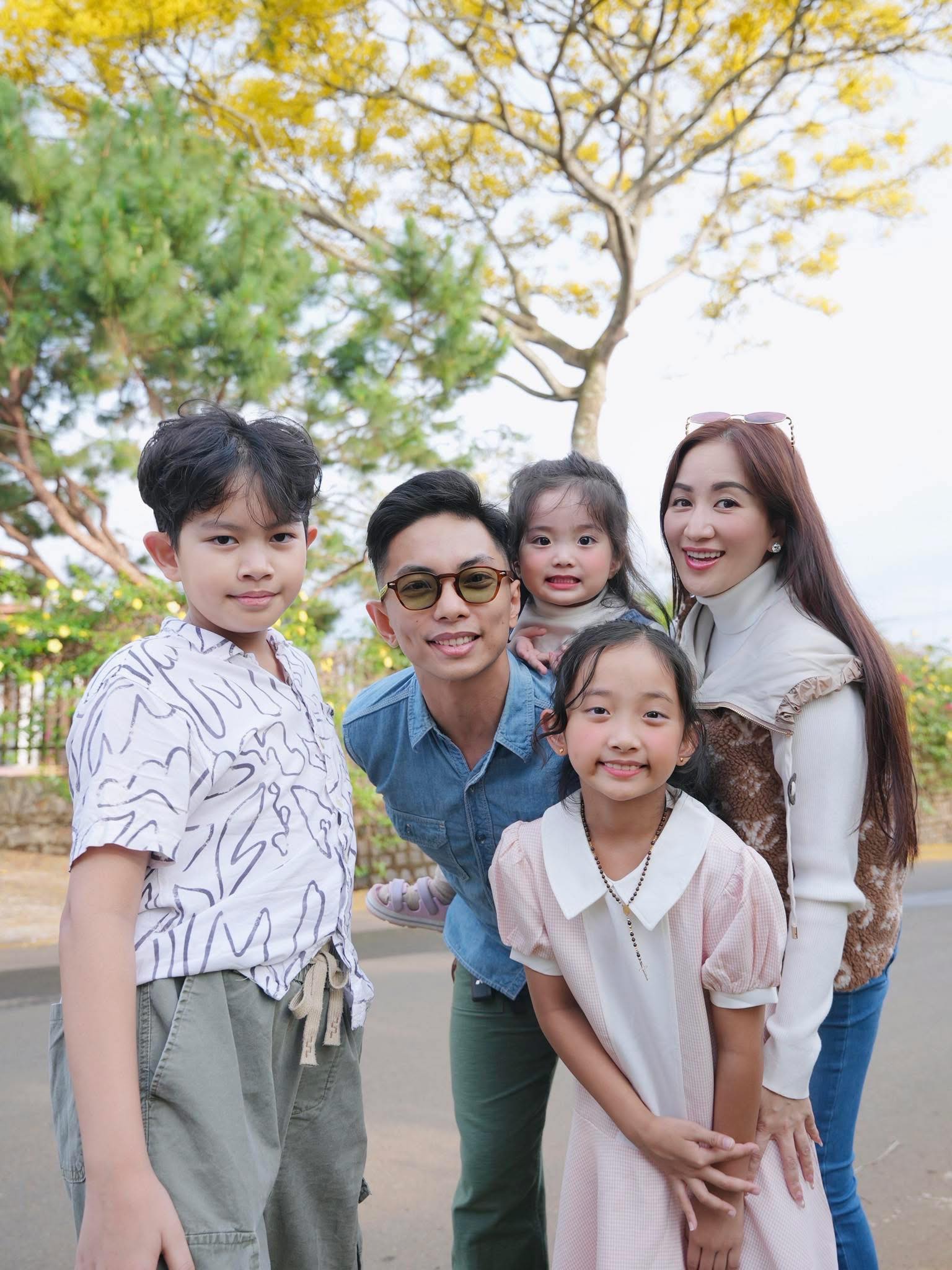 Thiếu gia Sài thành si mê nữ nghệ sĩ U45 là viện trưởng hơn 11 tuổi, xây nhà mặt tiền trăm tỷ  - Ảnh 3.