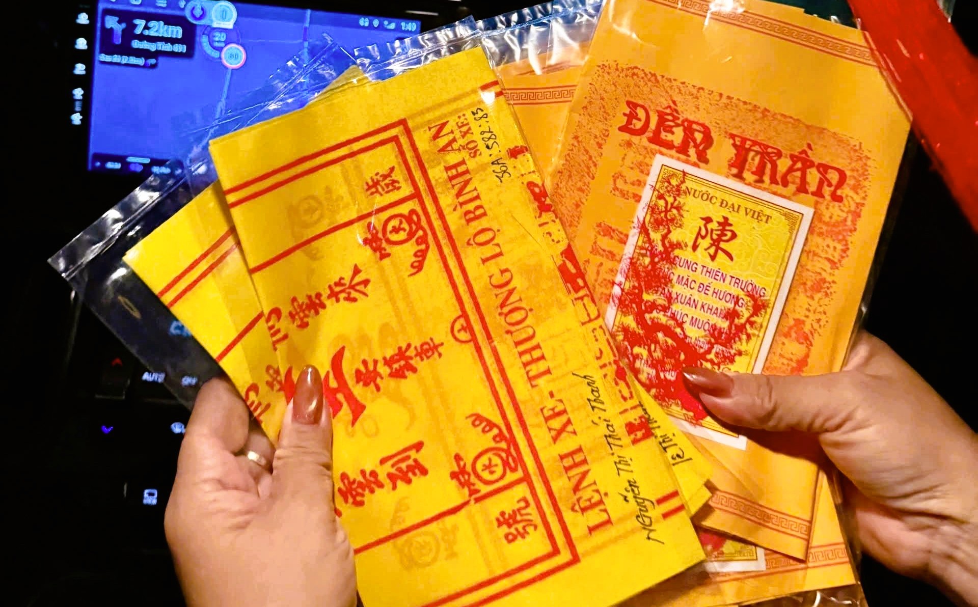 Hàng ngàn người đội mưa chờ lễ khai ấn đền Trần năm 2026 tại Ninh Bình - Ảnh 12.