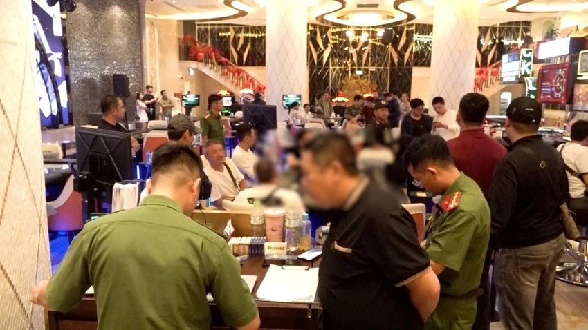 Đột kích sòng Poker Nha Trang trong tầng hầm khách sạn Sheraton: Bắt quả tang người nước ngòai - Ảnh 1. Đột kích sòng Poker Nha Trang trong tầng hầm khách sạn Sheraton: Bắt quả tang người nước ngòai - Ảnh 1.