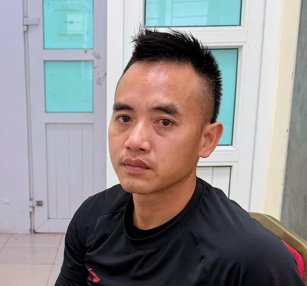 Tài xế xe bán tải chèn ngã xe máy chở trẻ em bị điều tra tội gì? - Ảnh 1.