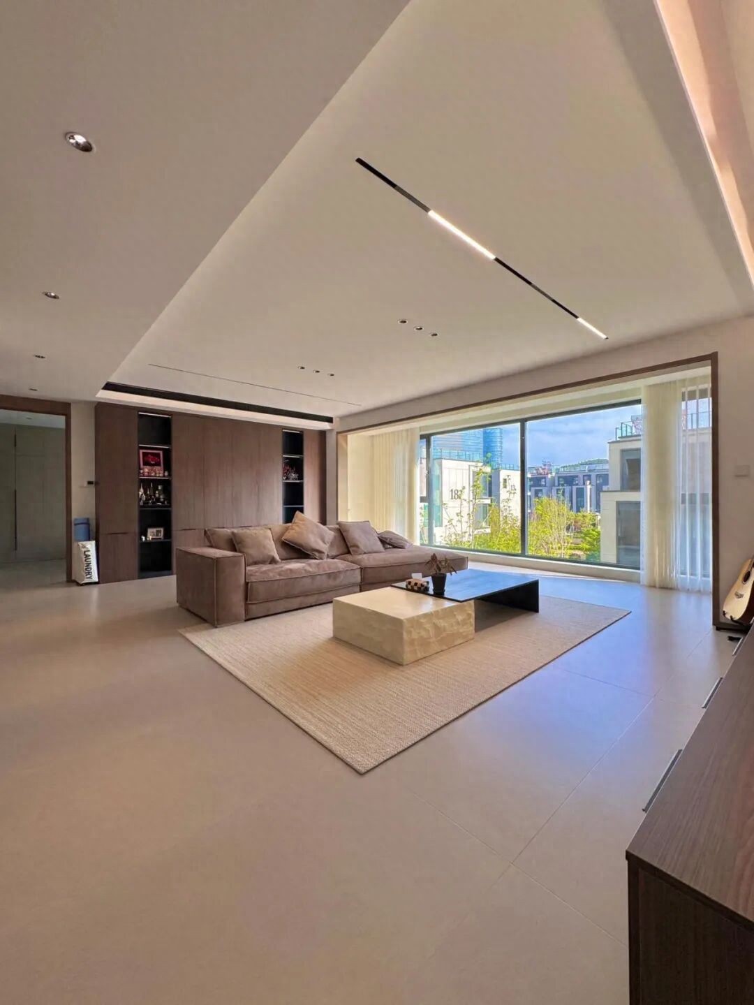 Tôi từng mê “phòng khách rộng” khi mua nhà - đến lúc dọn vào ở mới nhận ra 6 rắc rối không ai nói trước- Ảnh 1. Tôi từng mê “phòng khách rộng” khi mua nhà - đến lúc dọn vào ở mới nhận ra 6 rắc rối không ai nói trước- Ảnh 1.