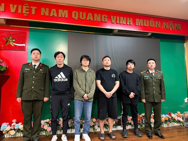 Công an đồng loạt đột kích 4 địa điểm tại Hà Nội, triệt phá ổ nhóm lừa đảo xuyên quốc gia - Ảnh 1.