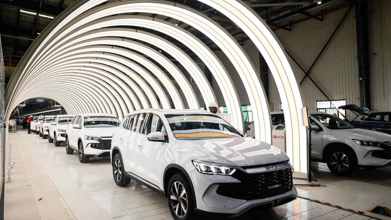 BYD vượt mặt Tesla: Cuộc cách mạng xe điện tại 20 quốc gia năm 2026 - Ảnh 1. BYD vượt mặt Tesla: Cuộc cách mạng xe điện tại 20 quốc gia năm 2026 - Ảnh 1.