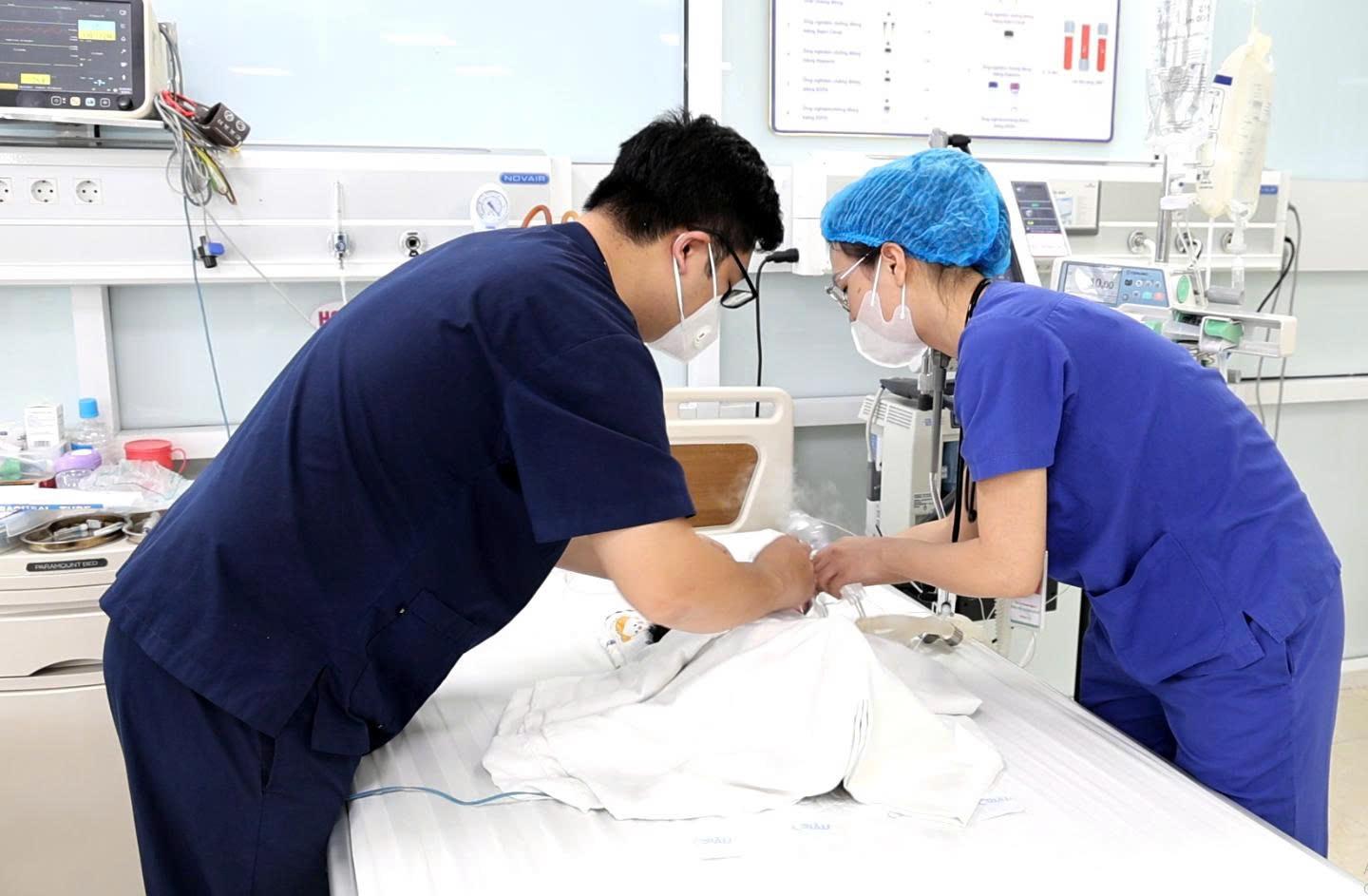 Cảnh giác RSV gây bệnh hô hấp nặng cho trẻ dưới 1 tuổi, chủ động phòng bệnh dịp đầu năm - Ảnh 3. Cảnh giác RSV gây bệnh hô hấp nặng cho trẻ dưới 1 tuổi, chủ động phòng bệnh dịp đầu năm - Ảnh 3.