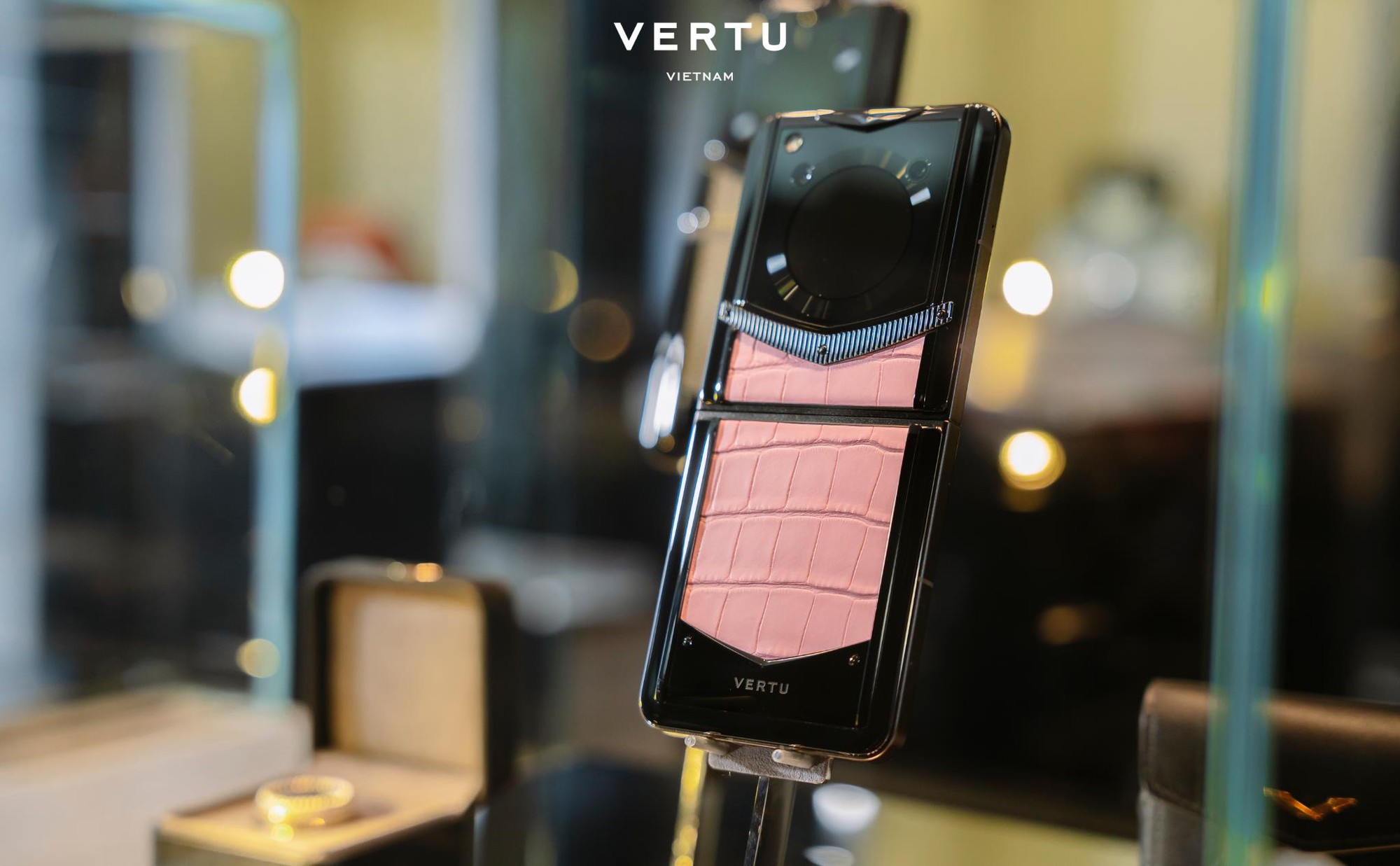 Tuyên ngôn phong cách dịp 8/3 của hãng điện thoại xa xỉ - Ảnh 2.