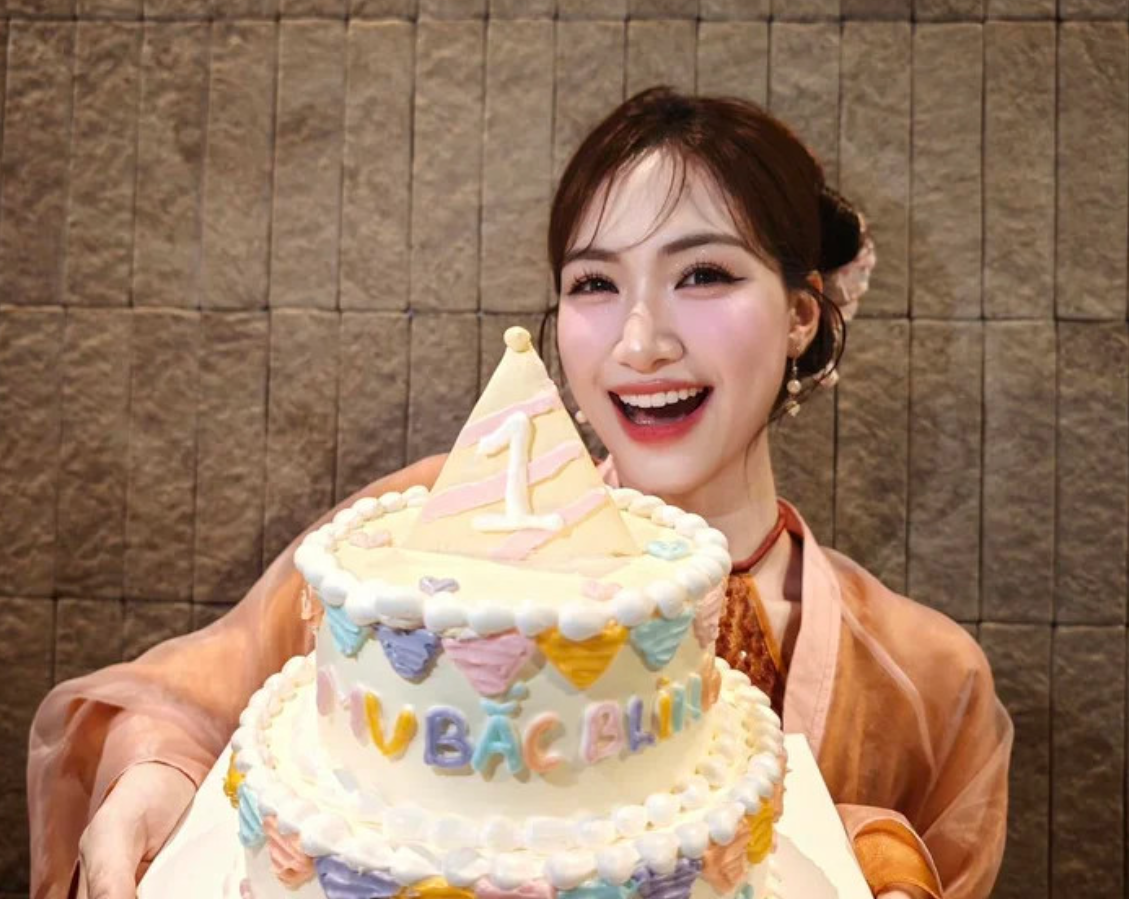 Hòa Minzy được fan tặng 6 cây vàng?  - Ảnh 1.