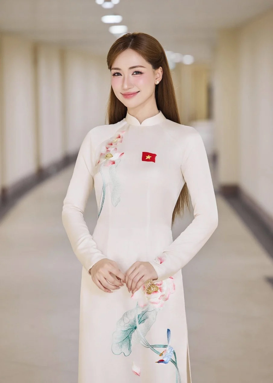 Hòa Minzy được fan tặng 6 cây vàng?  - Ảnh 2.