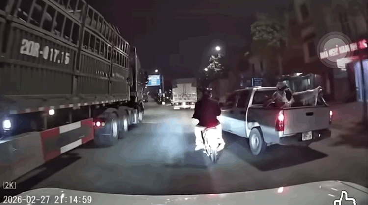 Tài xế xe bán tải chèn ngã xe máy chở trẻ em bị điều tra tội gì? - Ảnh 2.