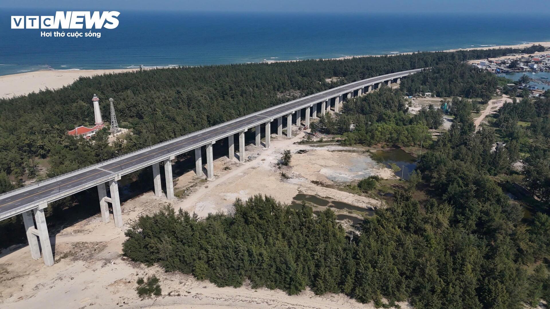 Cầu vượt biển Thuận An tại Huế hoàn thành , chờ thông xe trong năm 2026 - Ảnh 2. Cầu vượt biển Thuận An tại Huế hoàn thành , chờ thông xe trong năm 2026 - Ảnh 2.