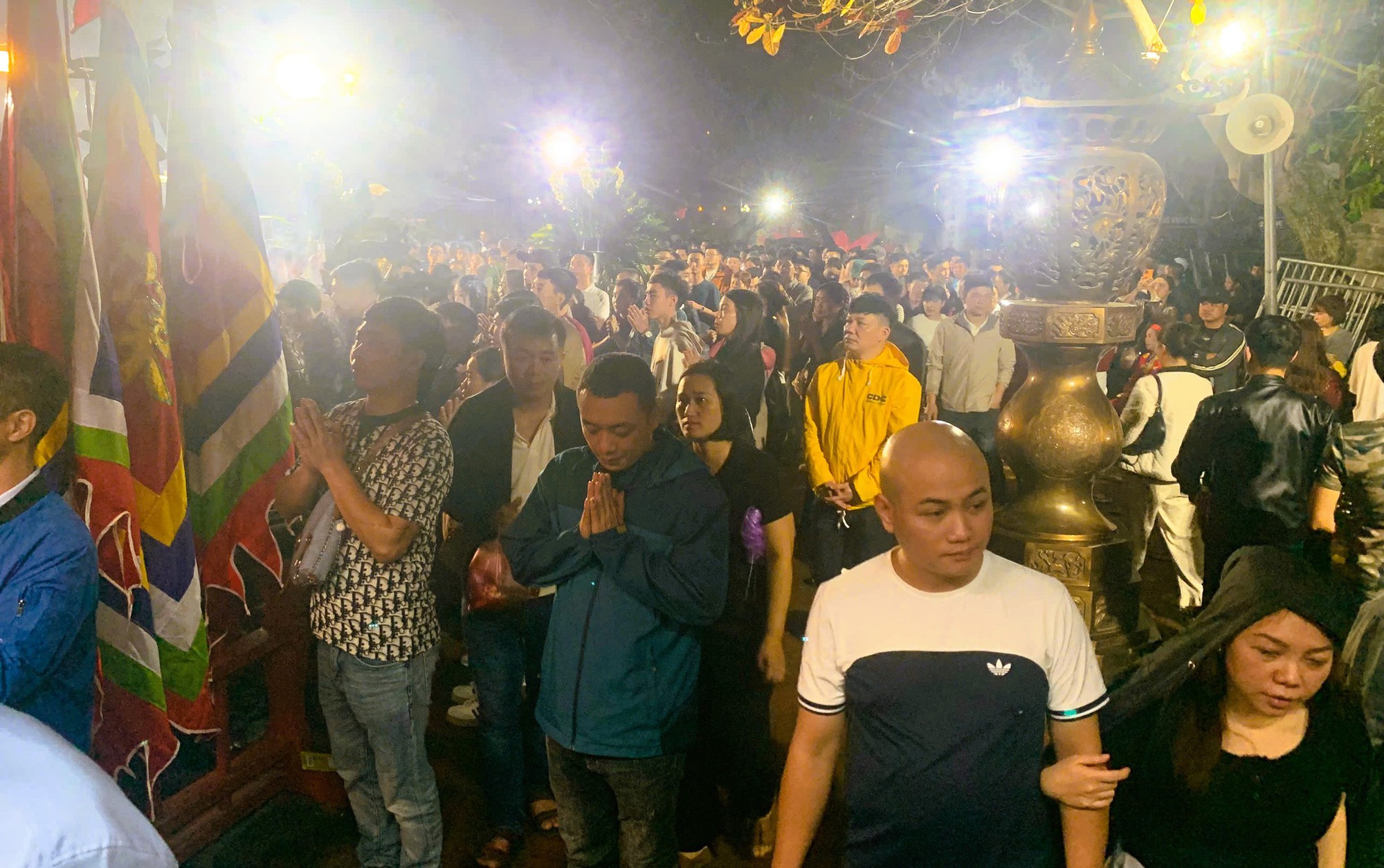 Hàng ngàn người đội mưa chờ lễ khai ấn đền Trần năm 2026 tại Ninh Bình - Ảnh 6.