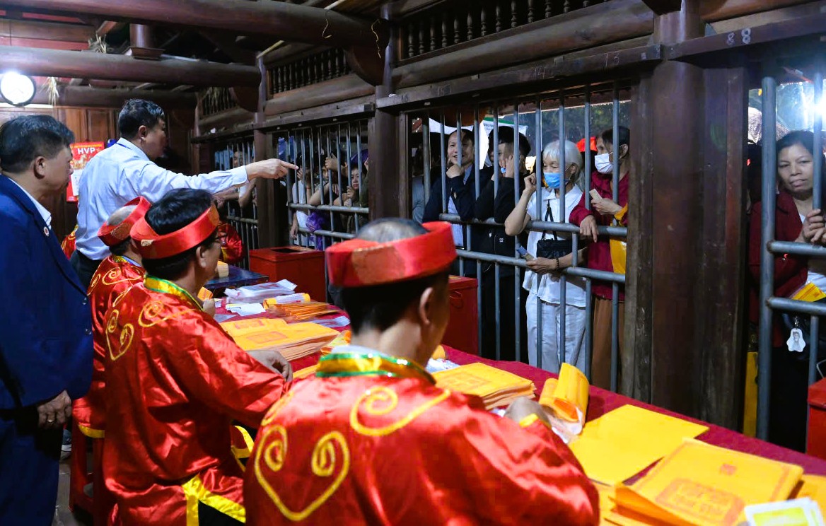 Hàng ngàn người đội mưa chờ lễ khai ấn đền Trần năm 2026 tại Ninh Bình - Ảnh 2.