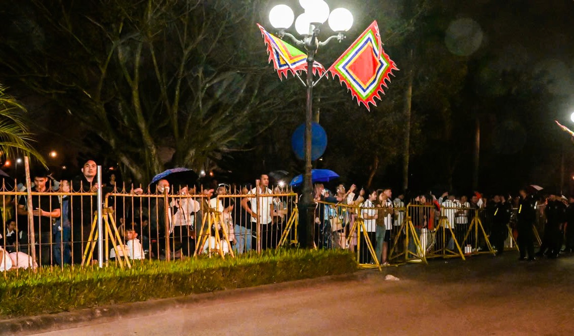 Hàng ngàn người đội mưa chờ lễ khai ấn đền Trần năm 2026 tại Ninh Bình - Ảnh 5.