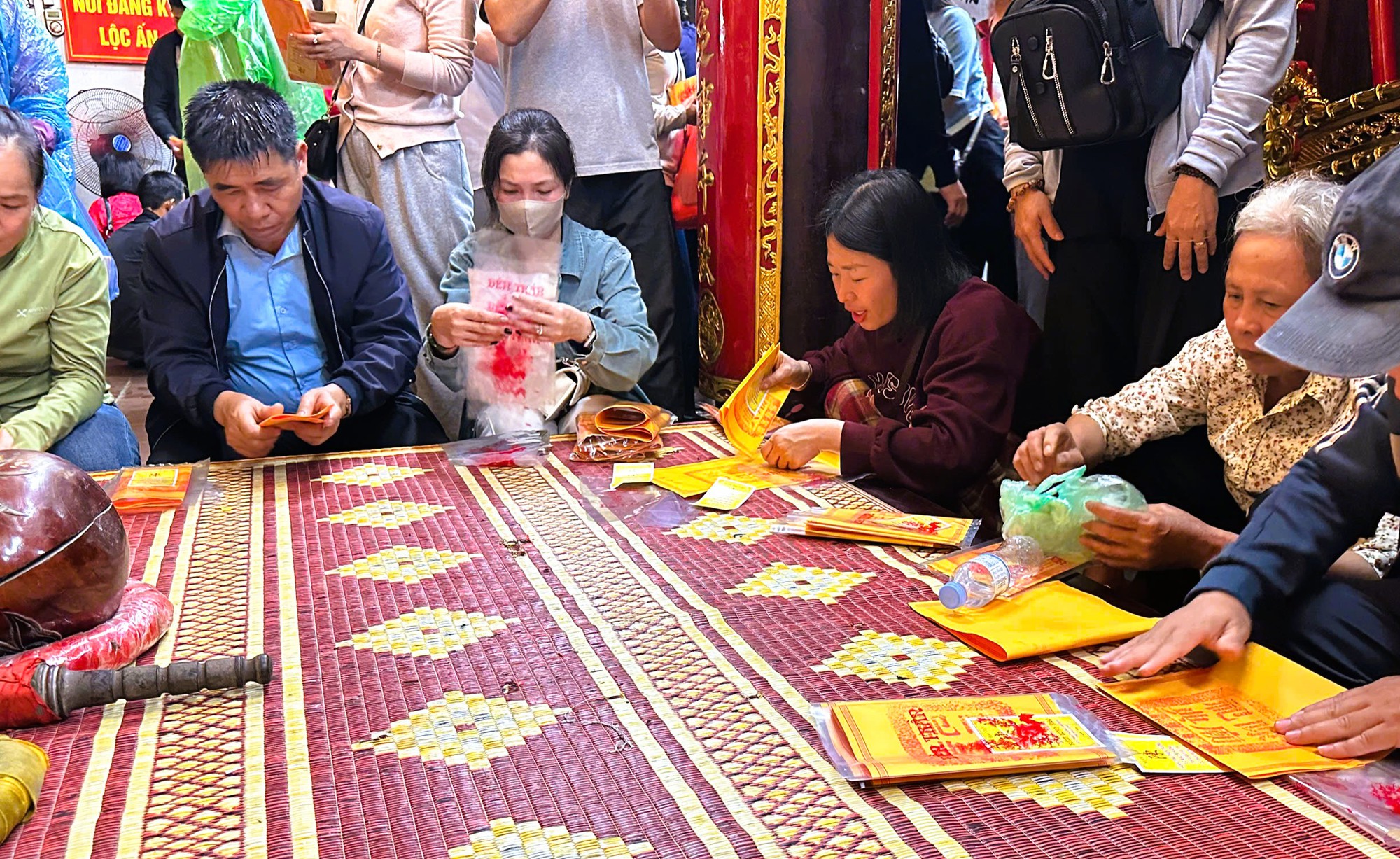 Hàng ngàn người đội mưa chờ lễ khai ấn đền Trần năm 2026 tại Ninh Bình - Ảnh 10.