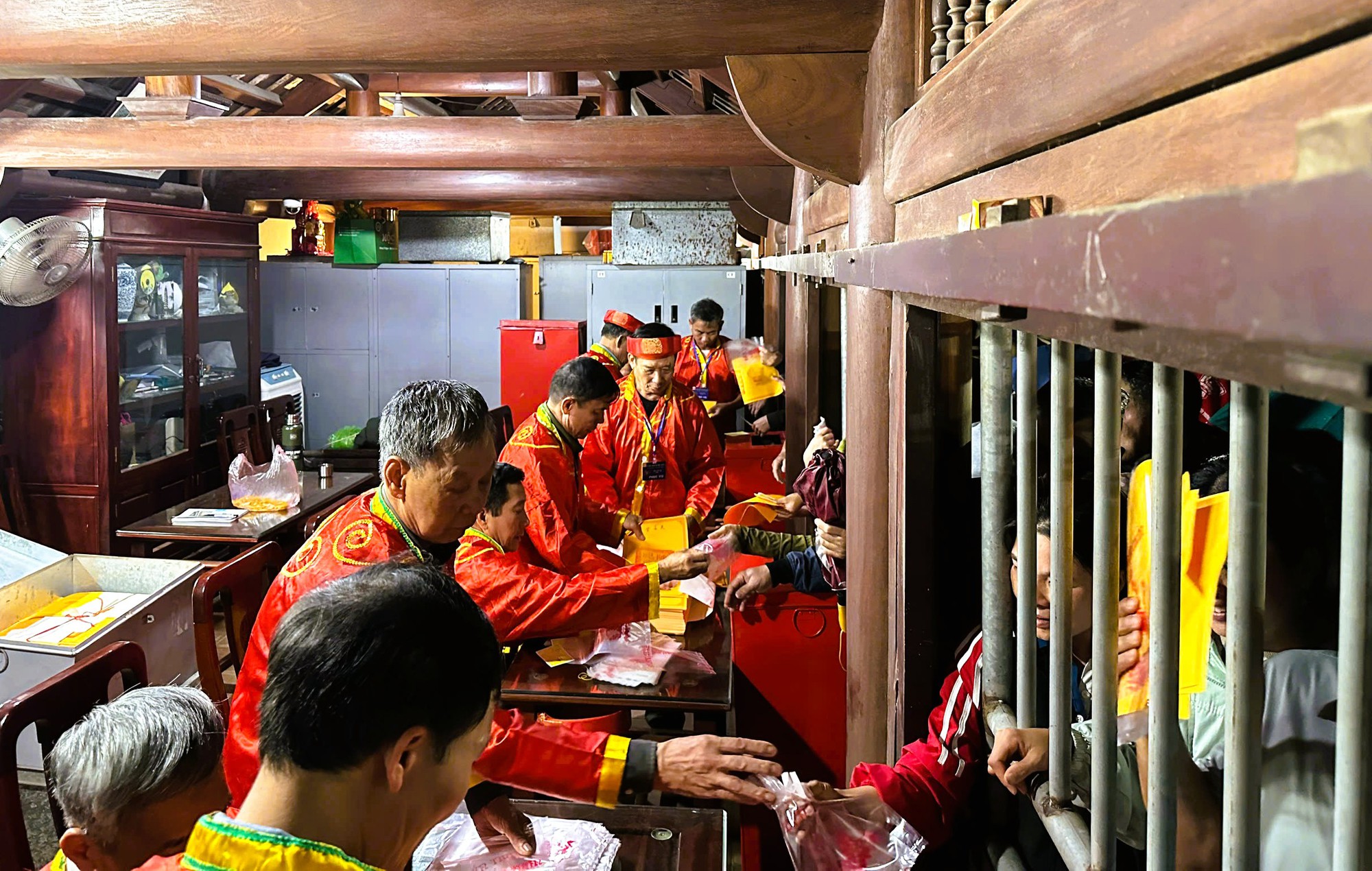 Hàng ngàn người đội mưa chờ lễ khai ấn đền Trần năm 2026 tại Ninh Bình - Ảnh 9.