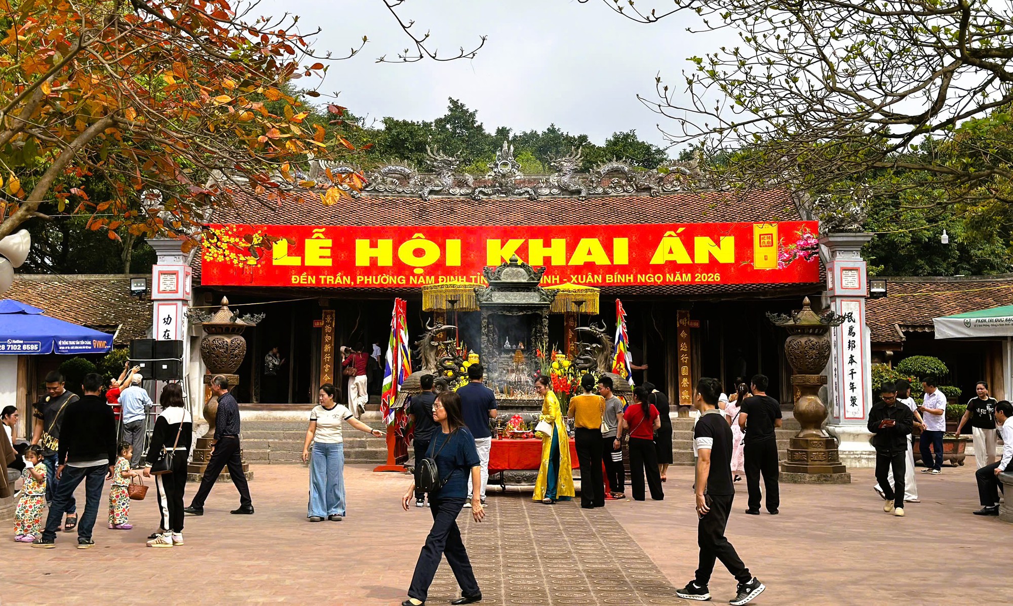 Hàng ngàn người đội mưa chờ lễ khai ấn đền Trần năm 2026 tại Ninh Bình - Ảnh 3.